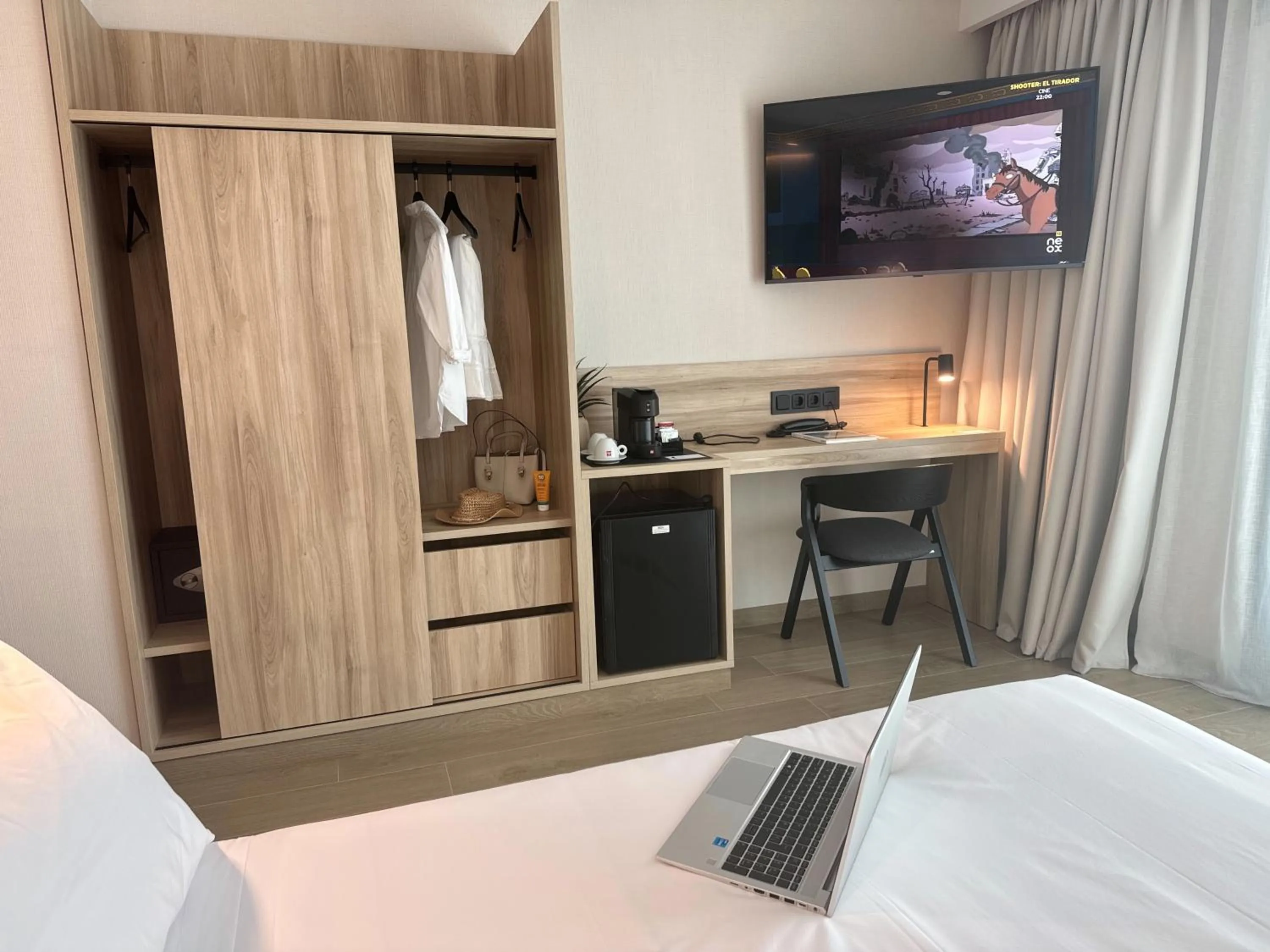 Bedroom, Bed in Hotel Delfin Azul