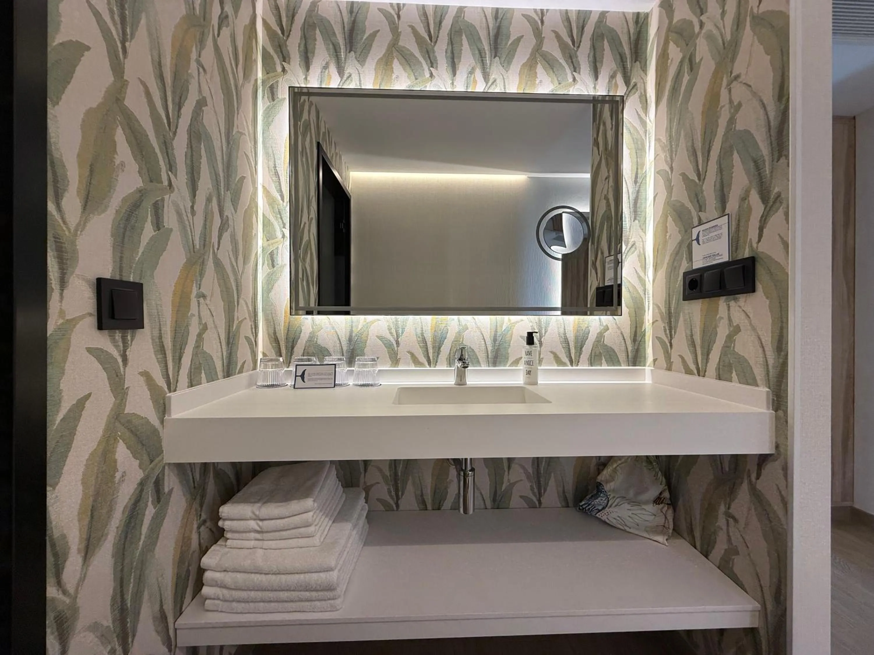 Bathroom in Hotel Delfin Azul