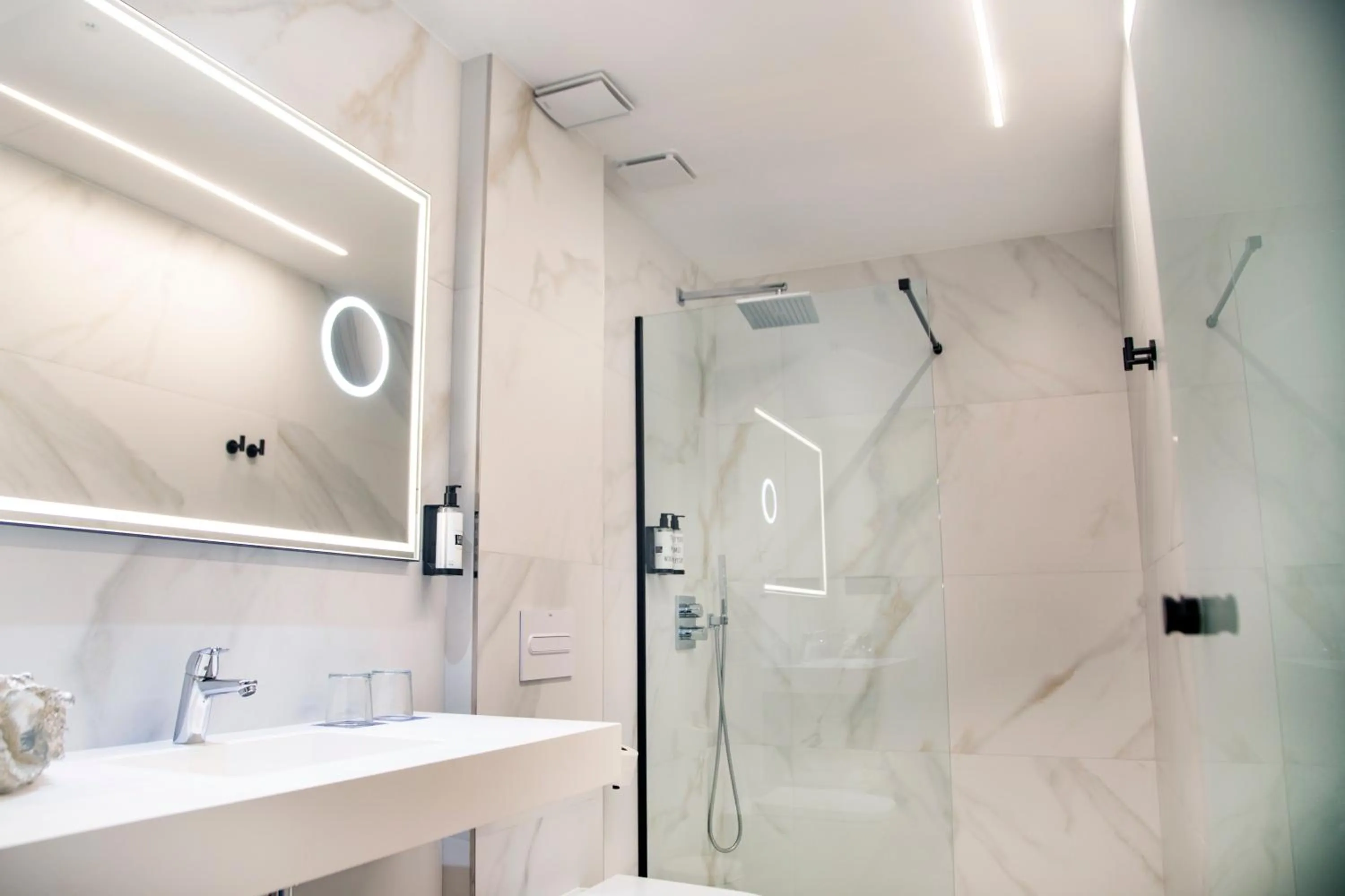 Shower in Hotel Delfin Azul