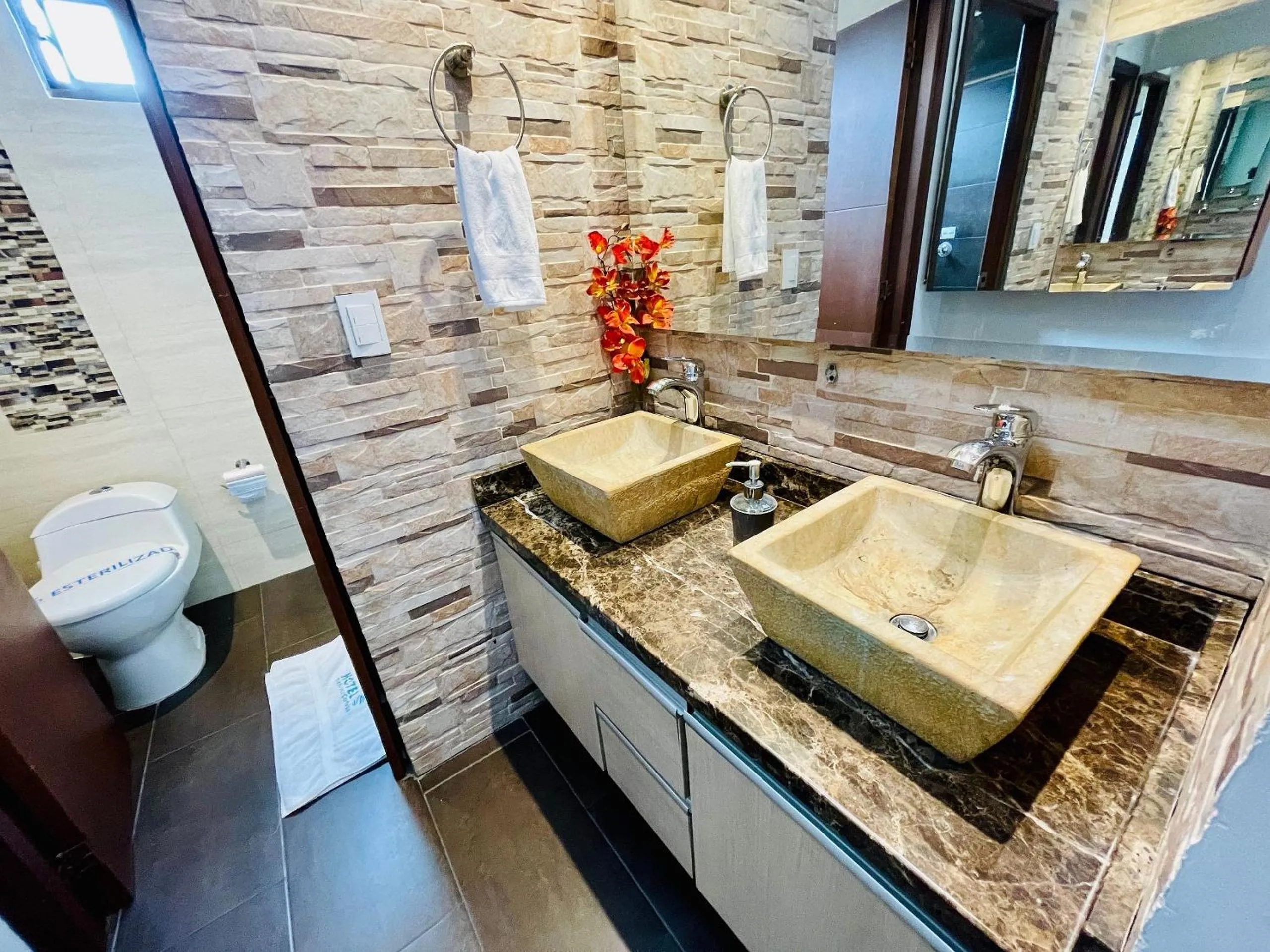 Toilet in Hotel Santa Cruz Bogotá