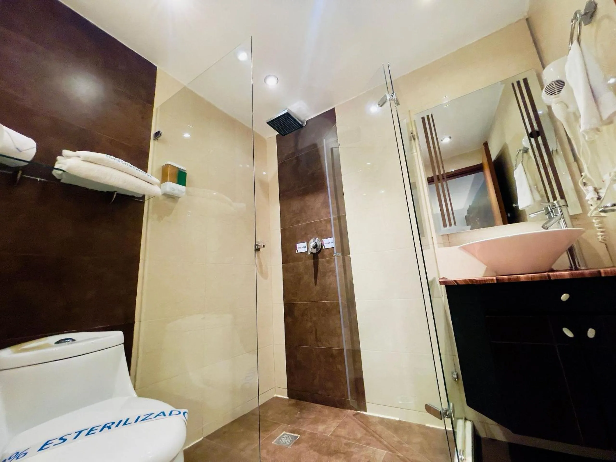 Toilet in Hotel Santa Cruz Bogotá