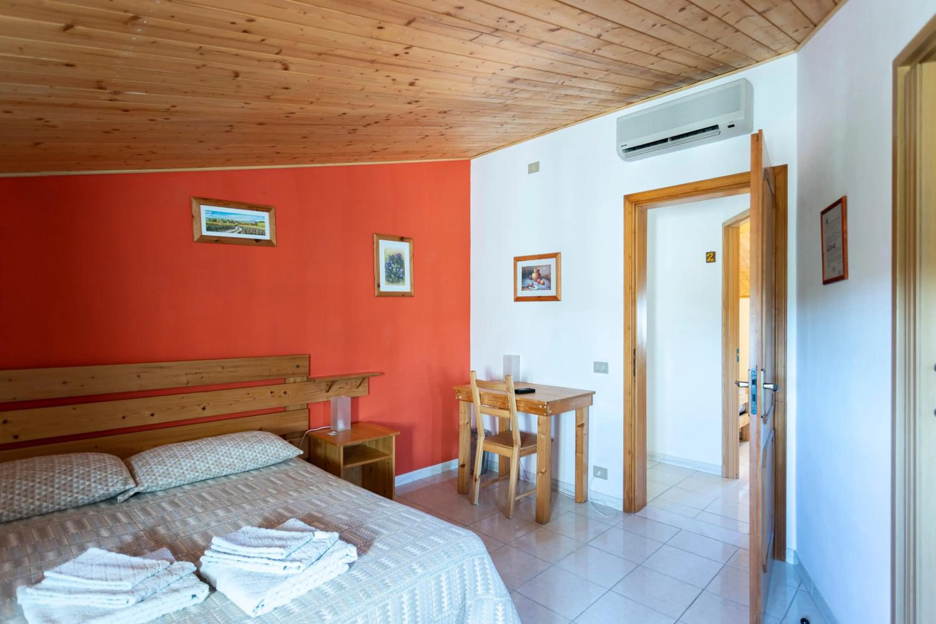 Photo of the whole room, Bed in Giogaia