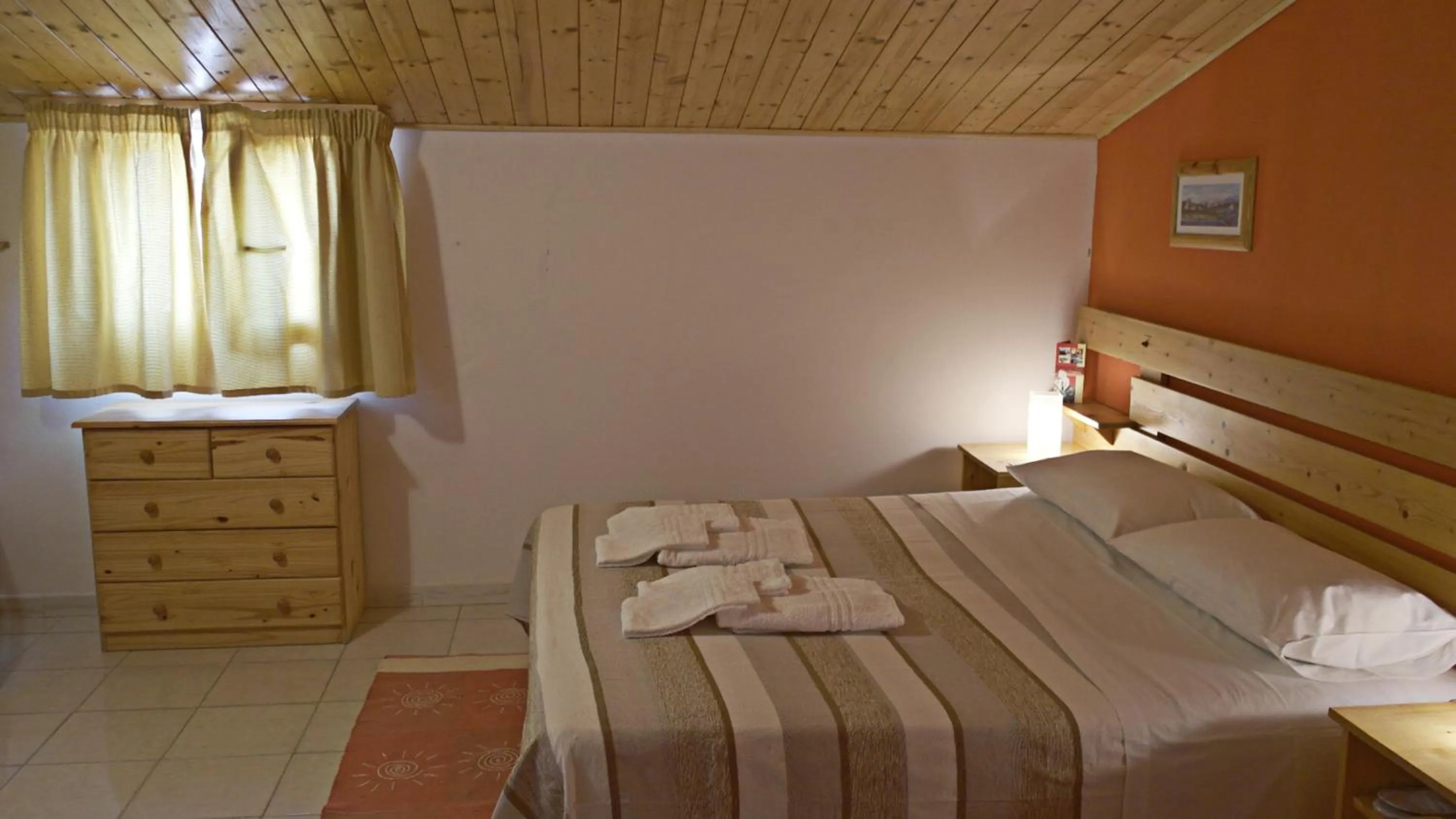 Photo of the whole room, Bed in Giogaia