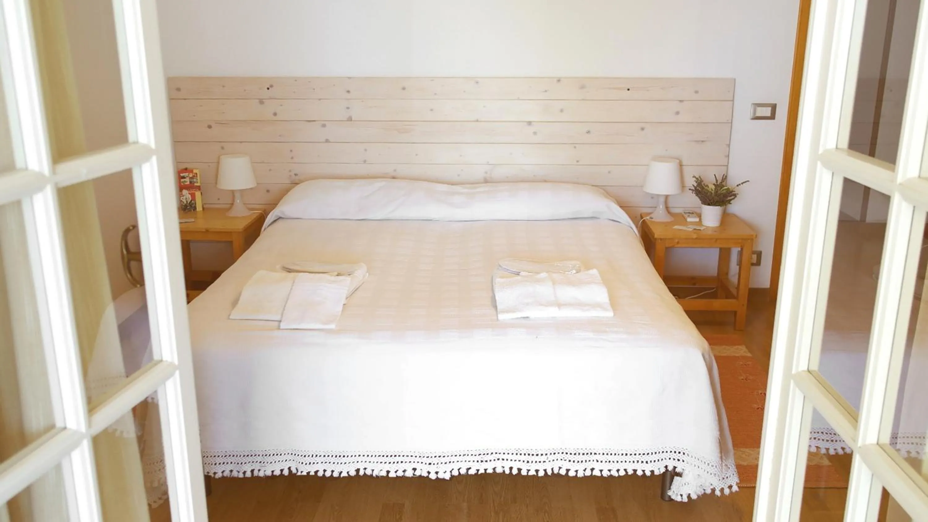 Photo of the whole room, Bed in Giogaia