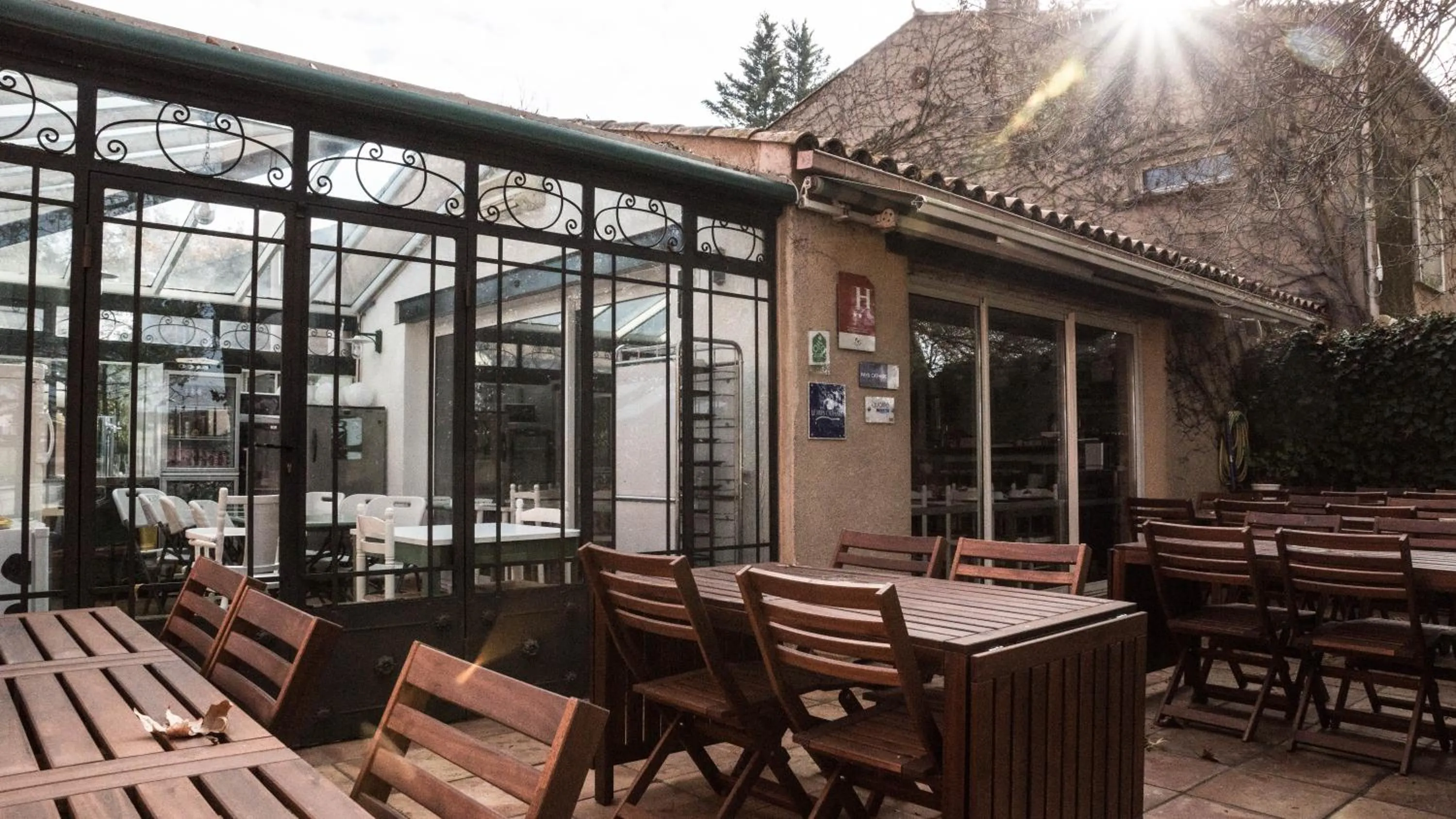 Patio in Hôtel du Canal