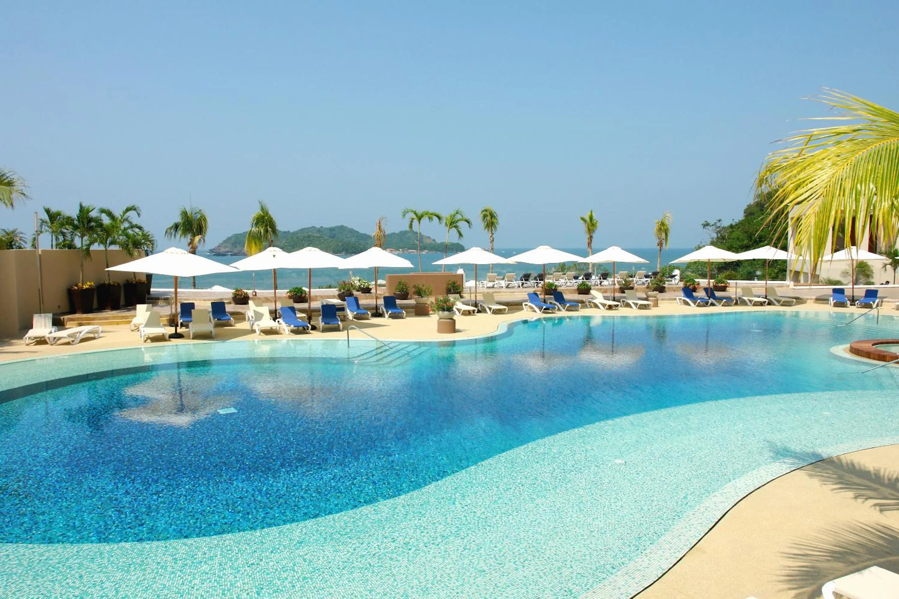 Swimming pool in Azul Ixtapa Grand All Inclusive Suites - Spa & Convention Center