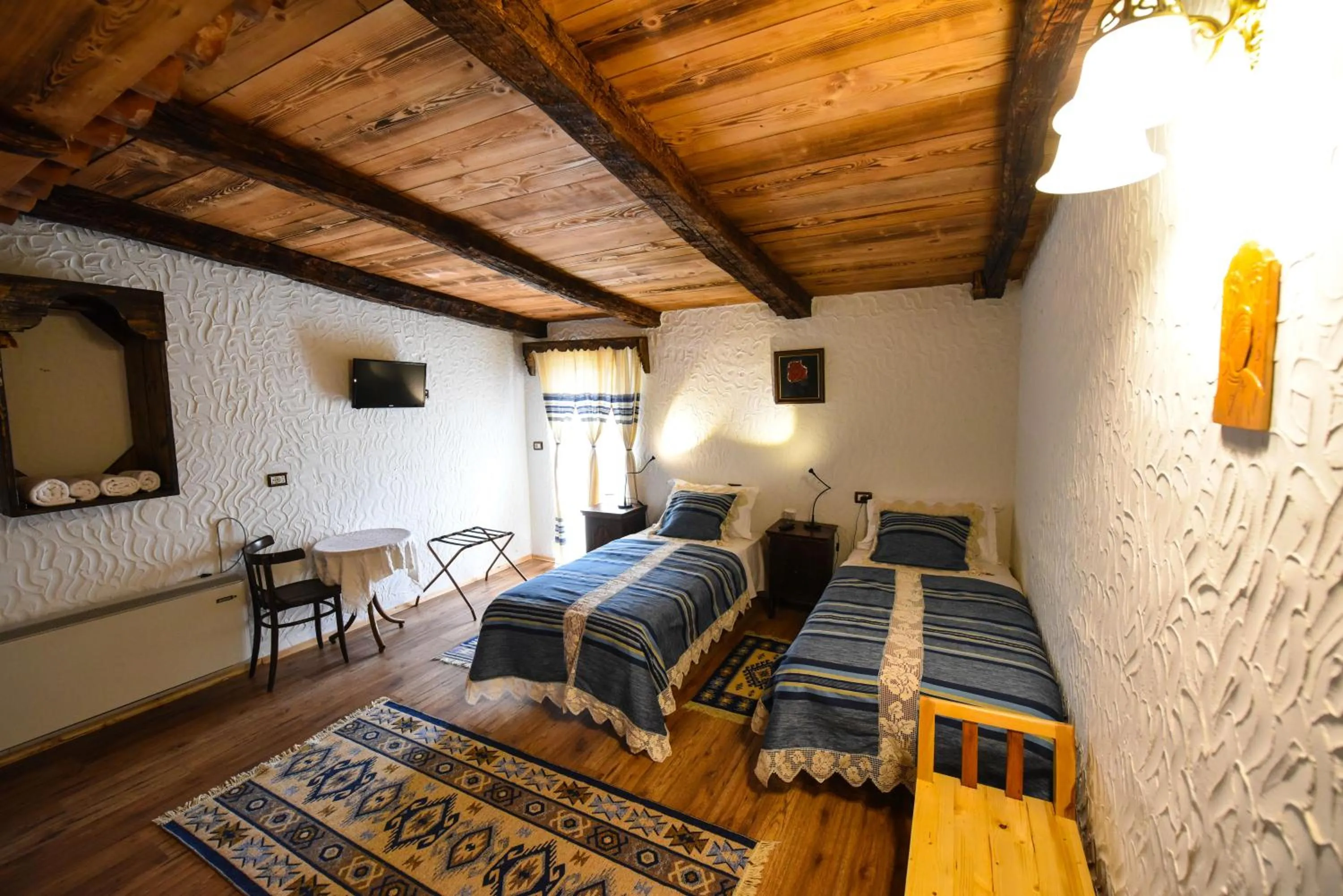 Shower, Bed in Hotel Tradita