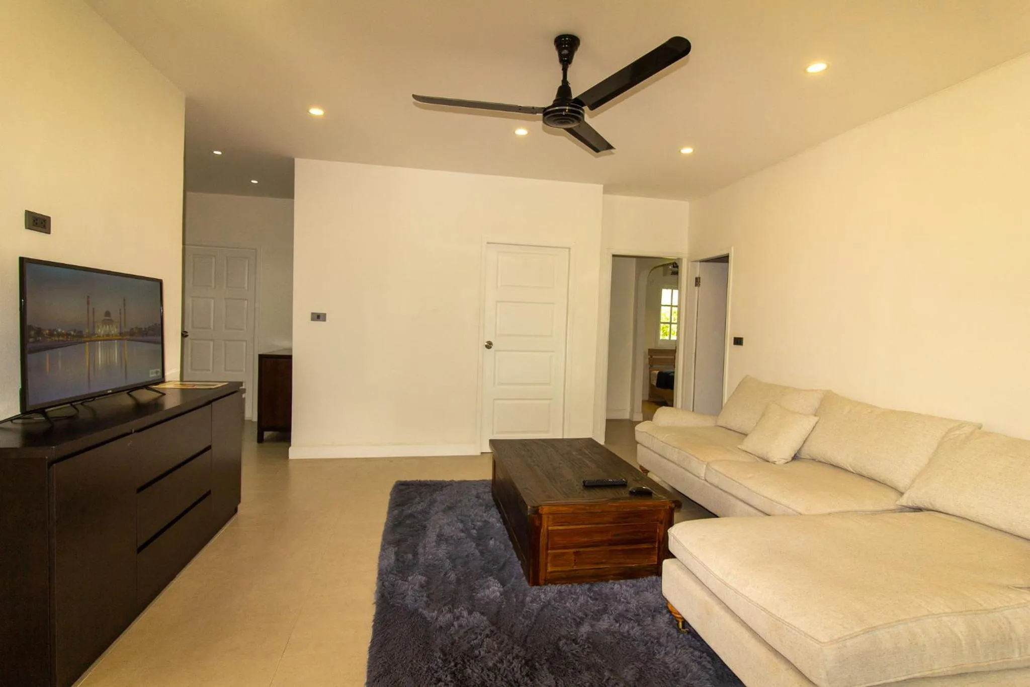 Communal lounge/ TV room in Aussieland Bungalows