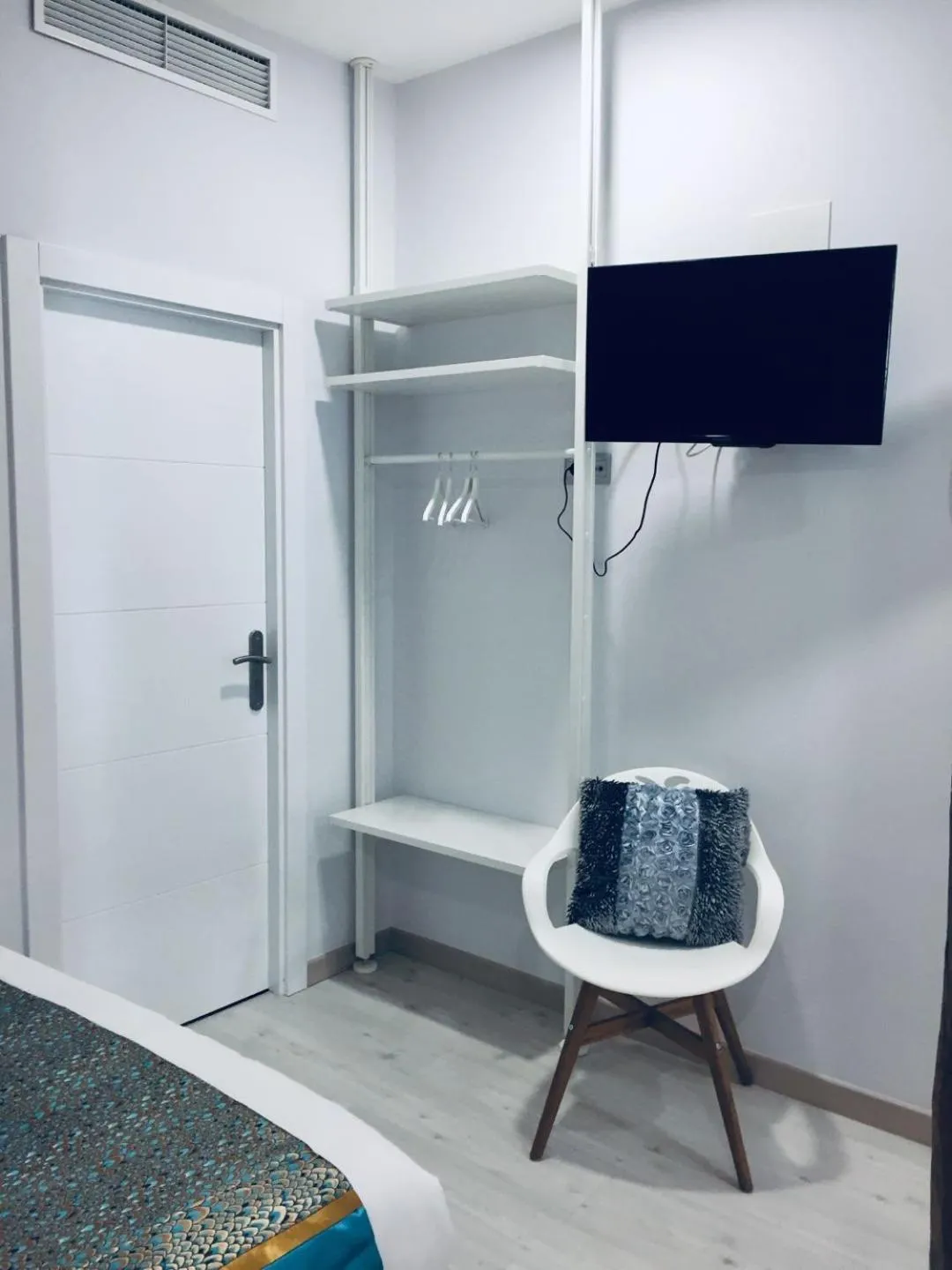 TV and multimedia in Hostal Palacio Luna