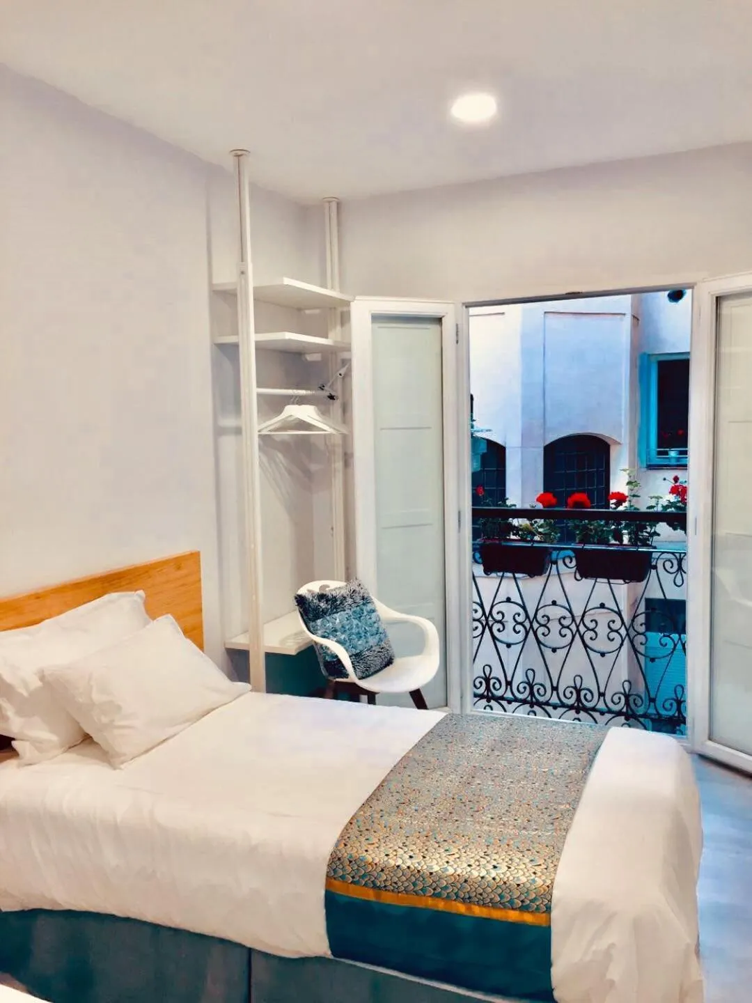 Inner courtyard view, Bed in Hostal Palacio Luna