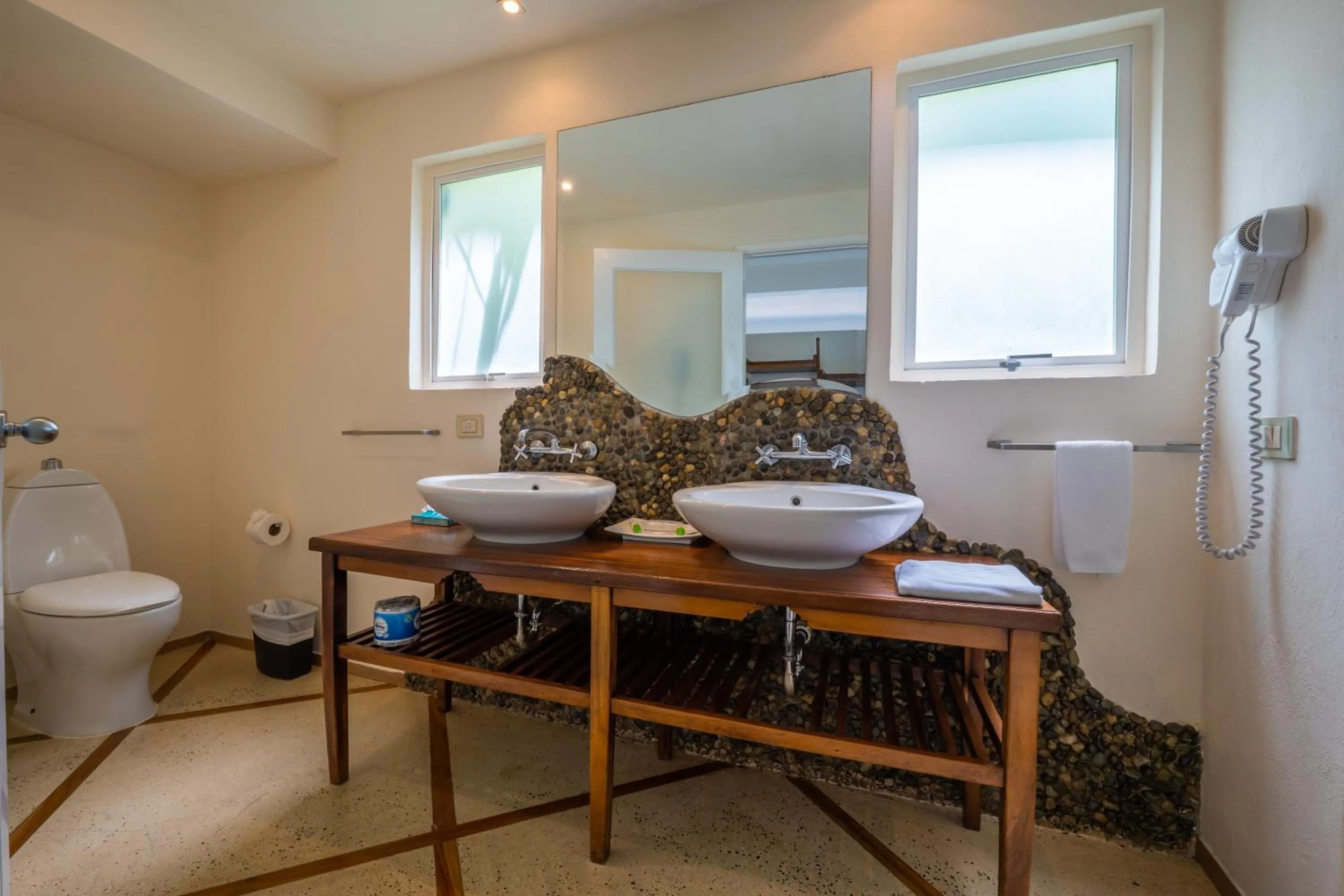 Toilet in Hotel La Mariposa