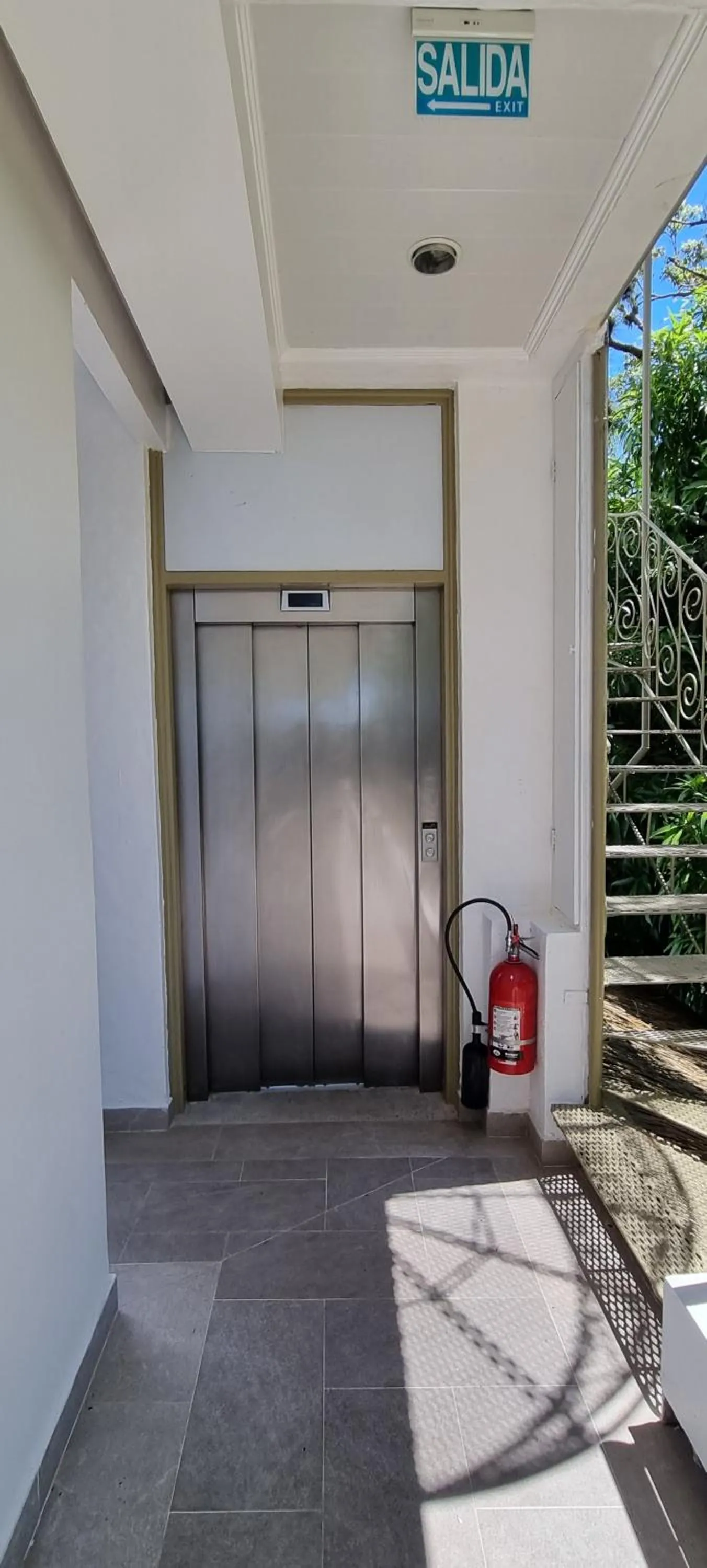 elevator in Hotel La Mariposa