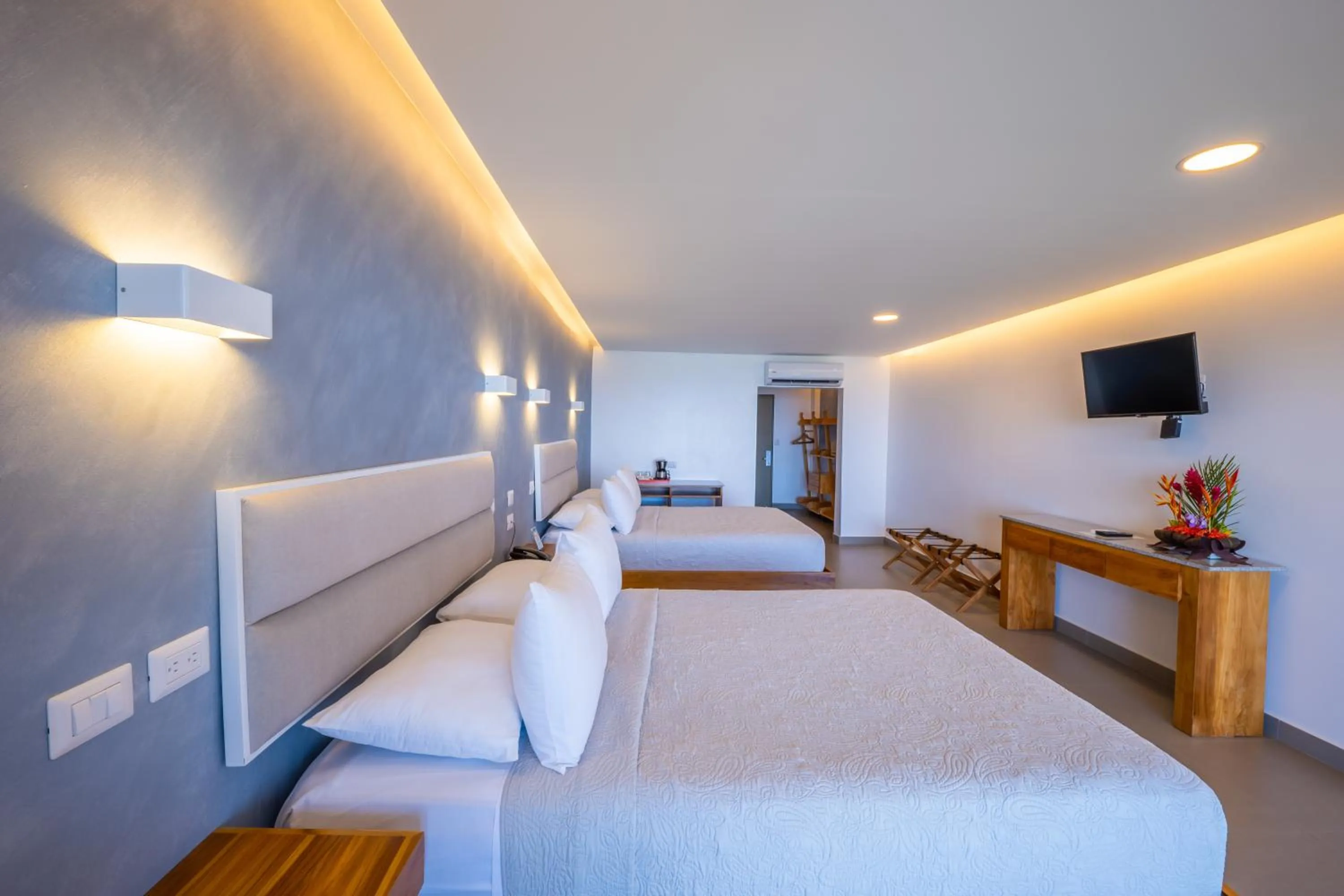 Communal lounge/ TV room, Bed in Hotel La Mariposa