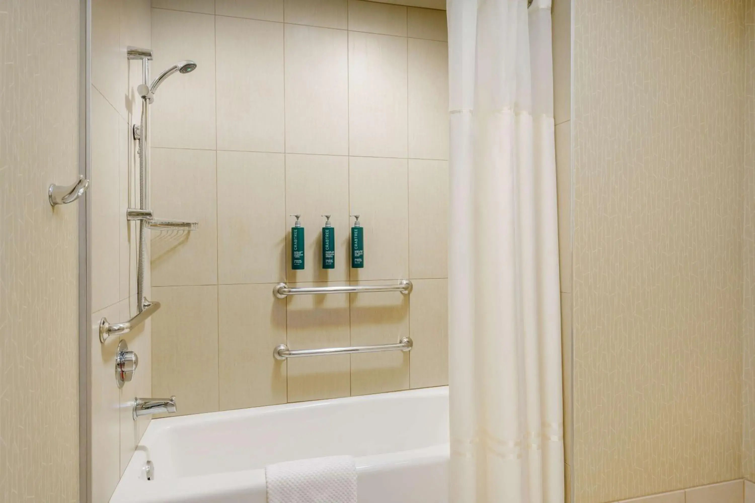 King Room with Bath Tub - Mobility Access in Hilton Phoenix Airport King Room with Bath Tub - Mobility Access in Hilton Phoenix Airport