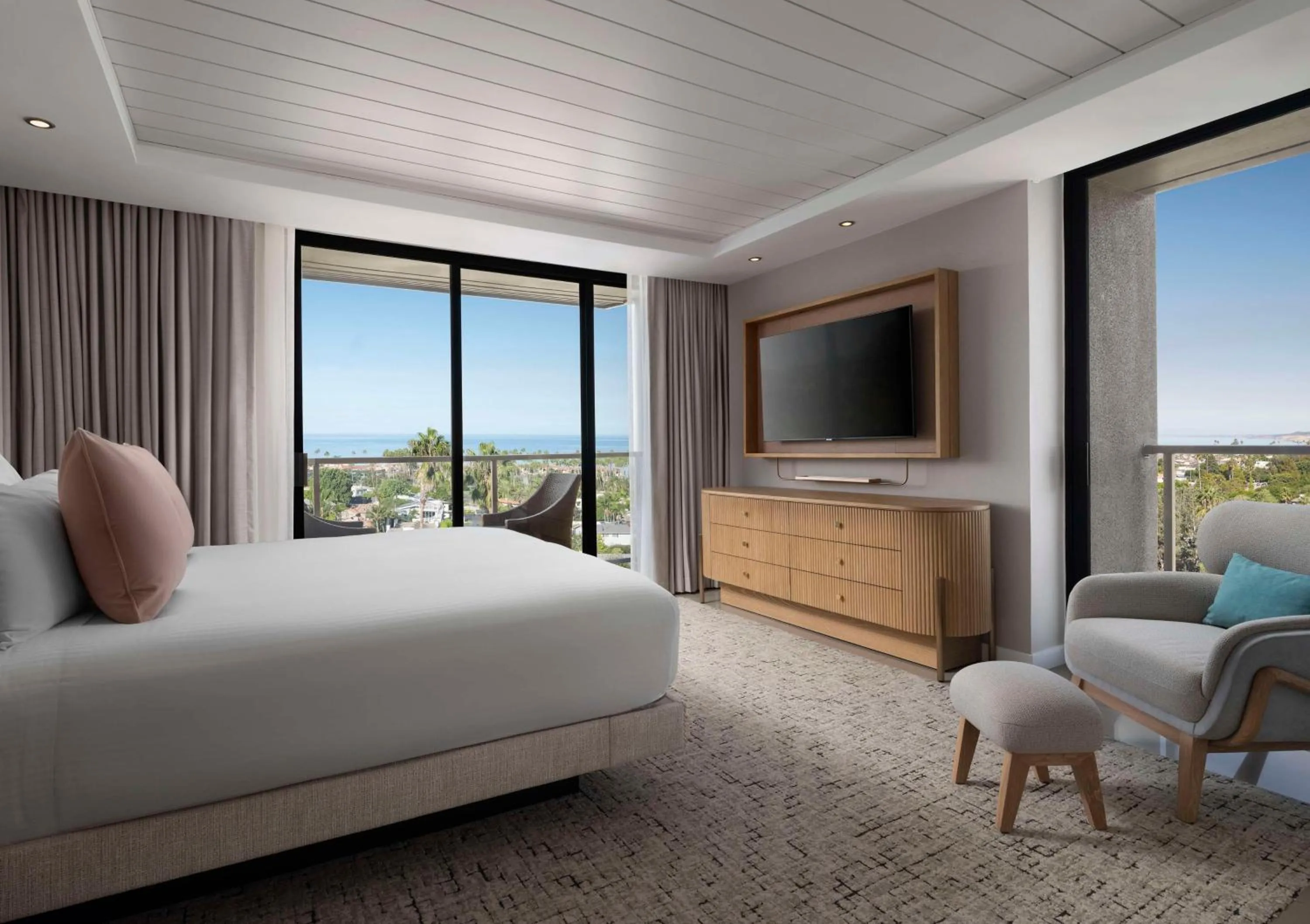 Bed in Hotel La Jolla, Curio Collection by Hilton