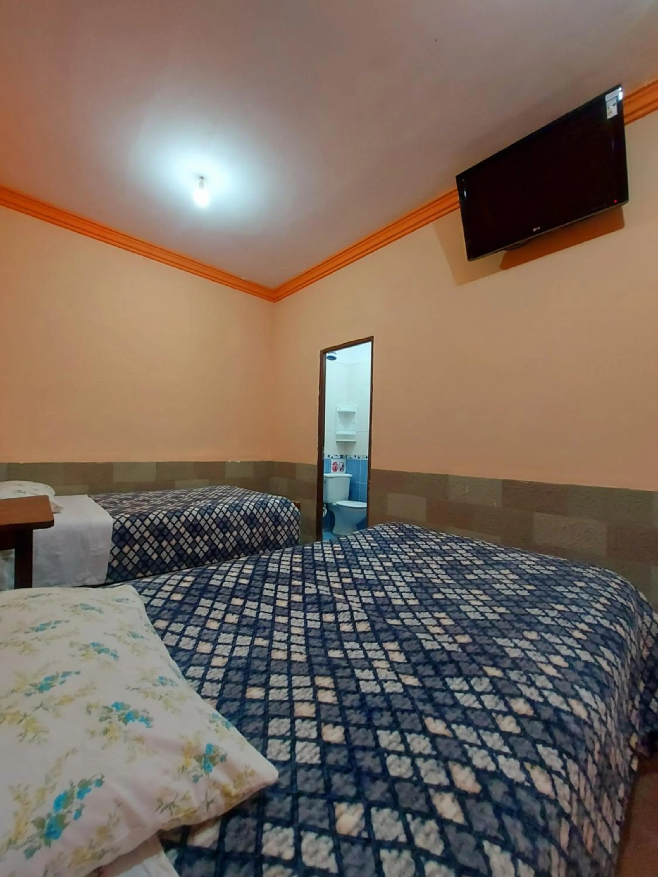 Twin Room with Private Bathroom - single occupancy in Ñaupa House Hostel
