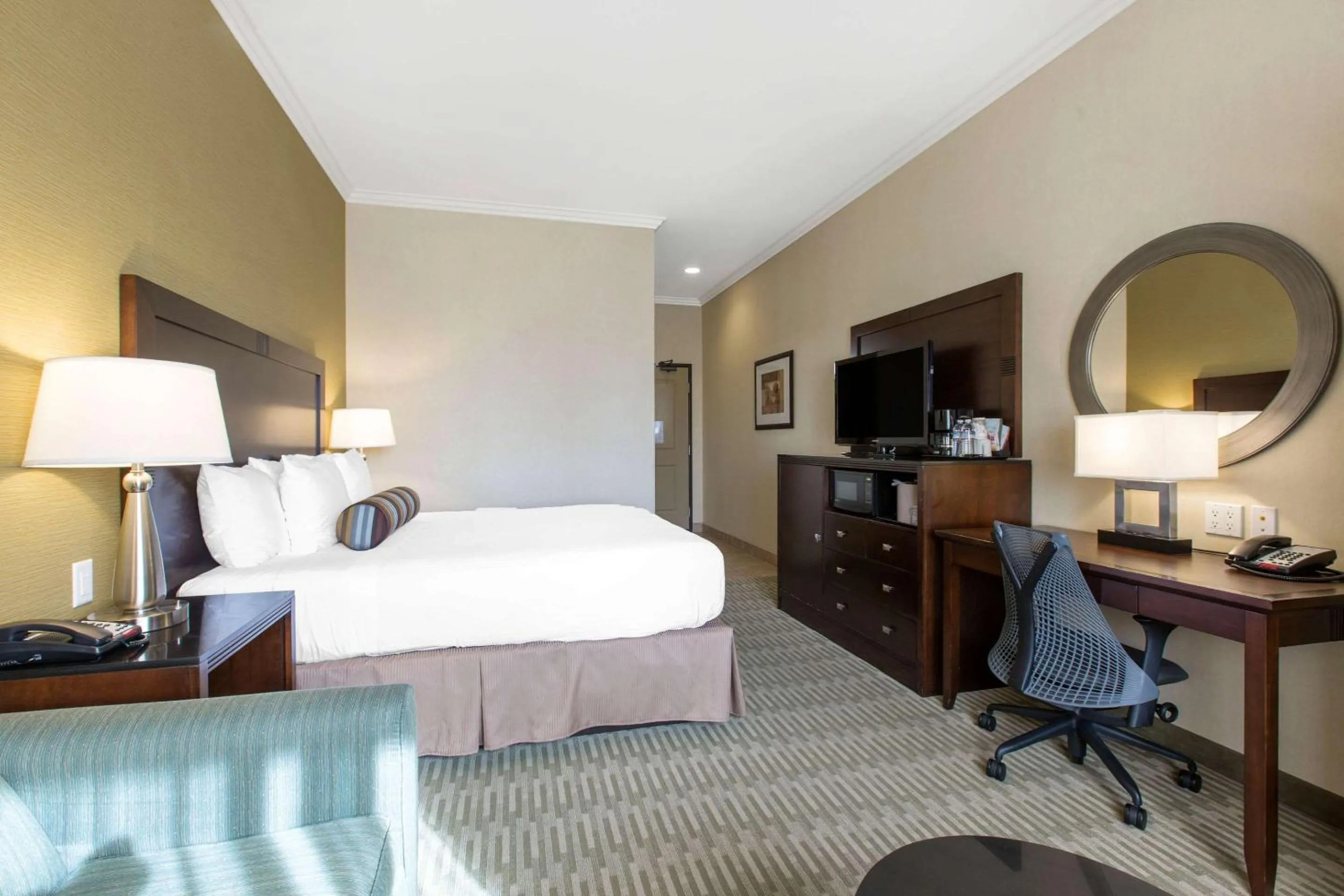 Photo of the whole room, Bed in The Oaks Hotel & Suites