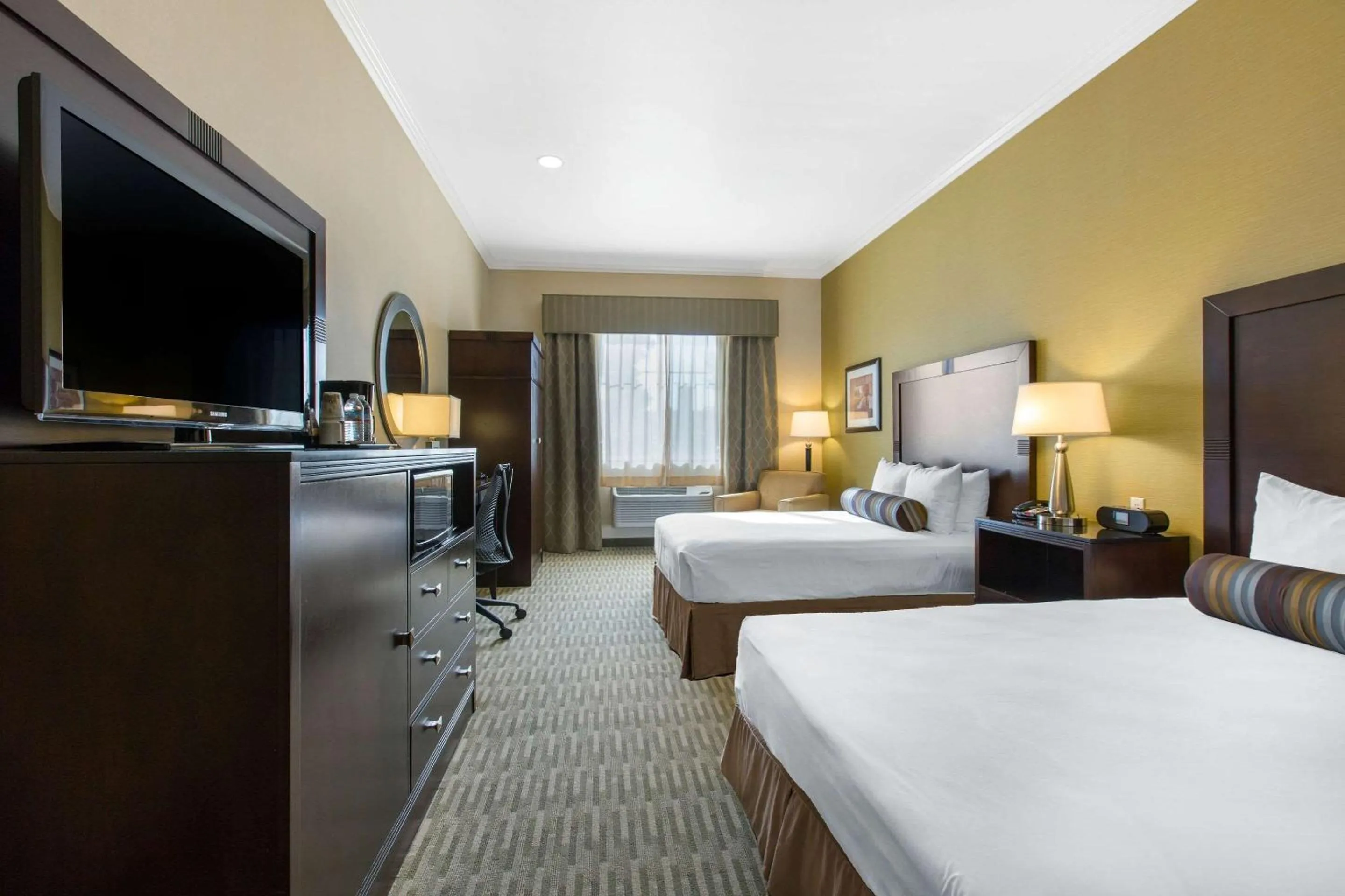 Photo of the whole room, Bed in The Oaks Hotel & Suites