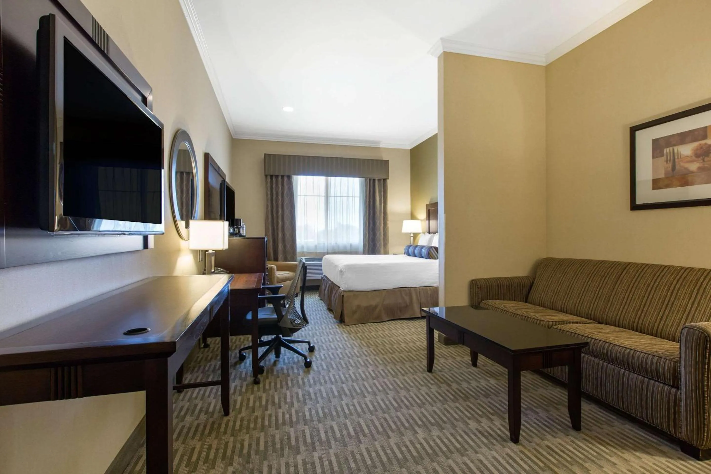 Photo of the whole room, Bed in The Oaks Hotel & Suites