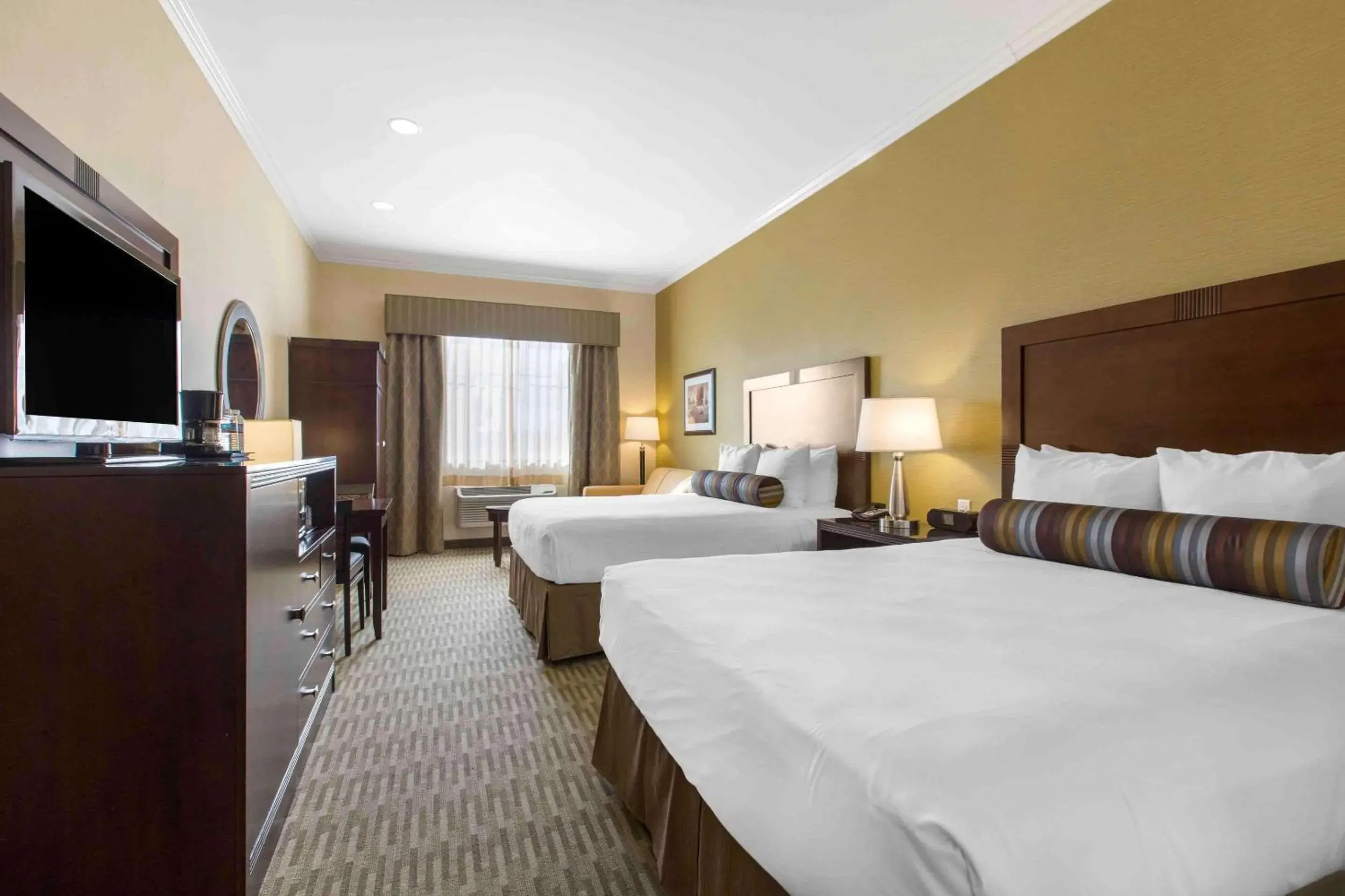 Queen Room with Two Queen Beds - Non-Smoking in The Oaks Hotel & Suites Queen Room with Two Queen Beds - Non-Smoking in The Oaks Hotel & Suites