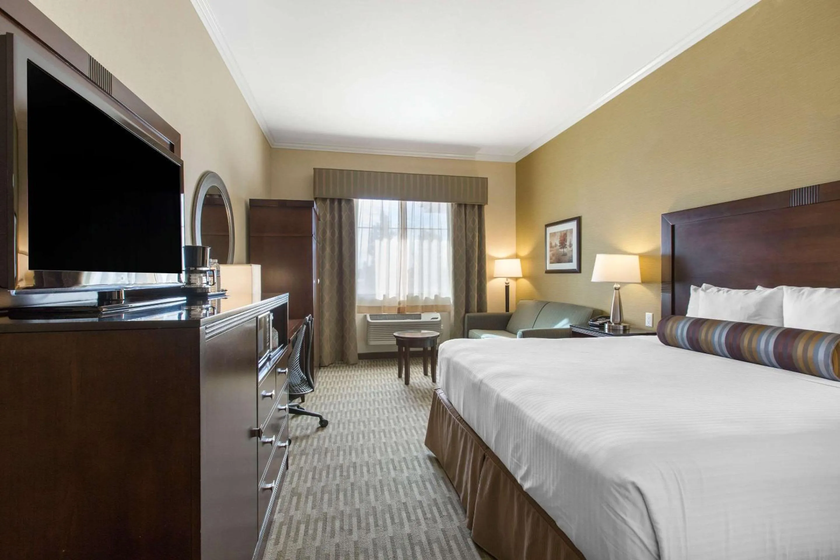 Photo of the whole room, Bed in The Oaks Hotel & Suites