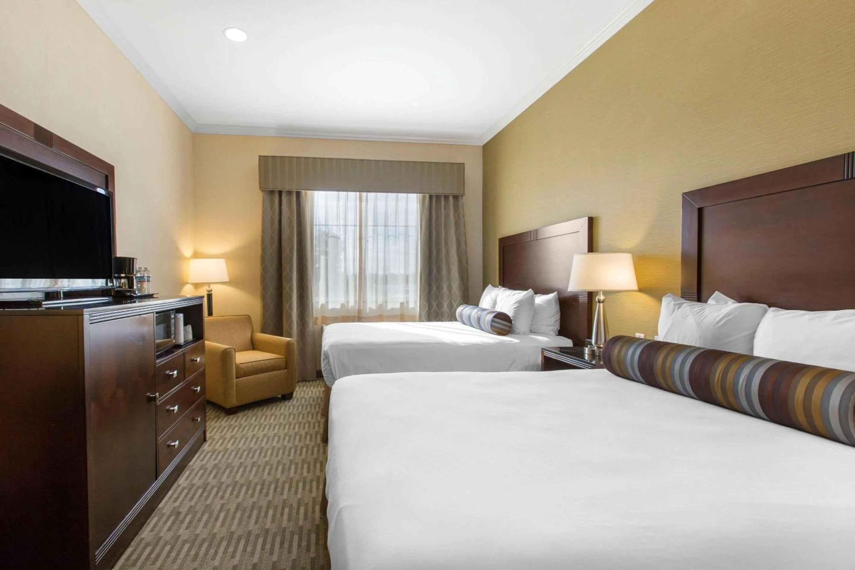 Photo of the whole room, Bed in The Oaks Hotel & Suites