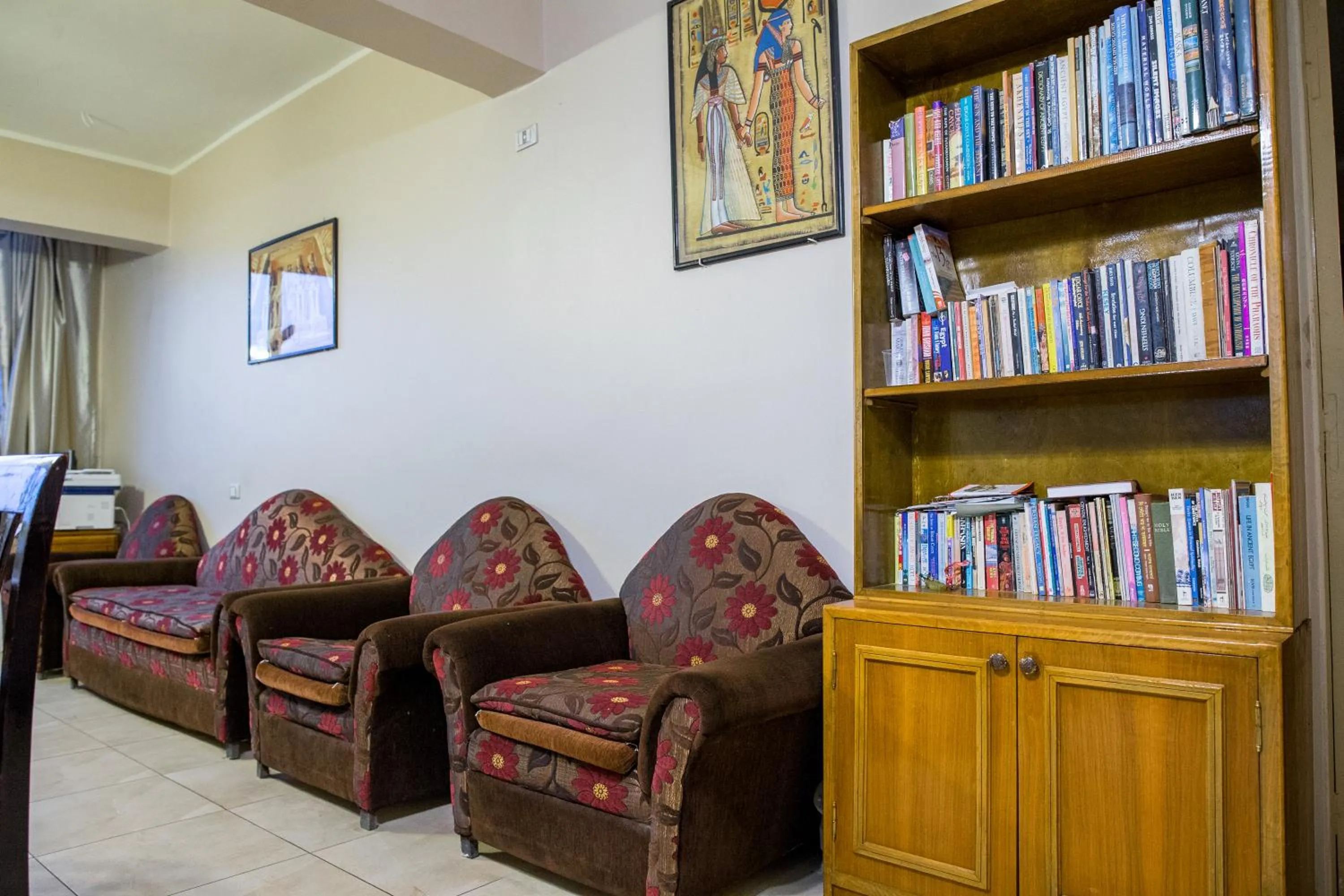 Communal lounge/ TV room in Guardian Guest House