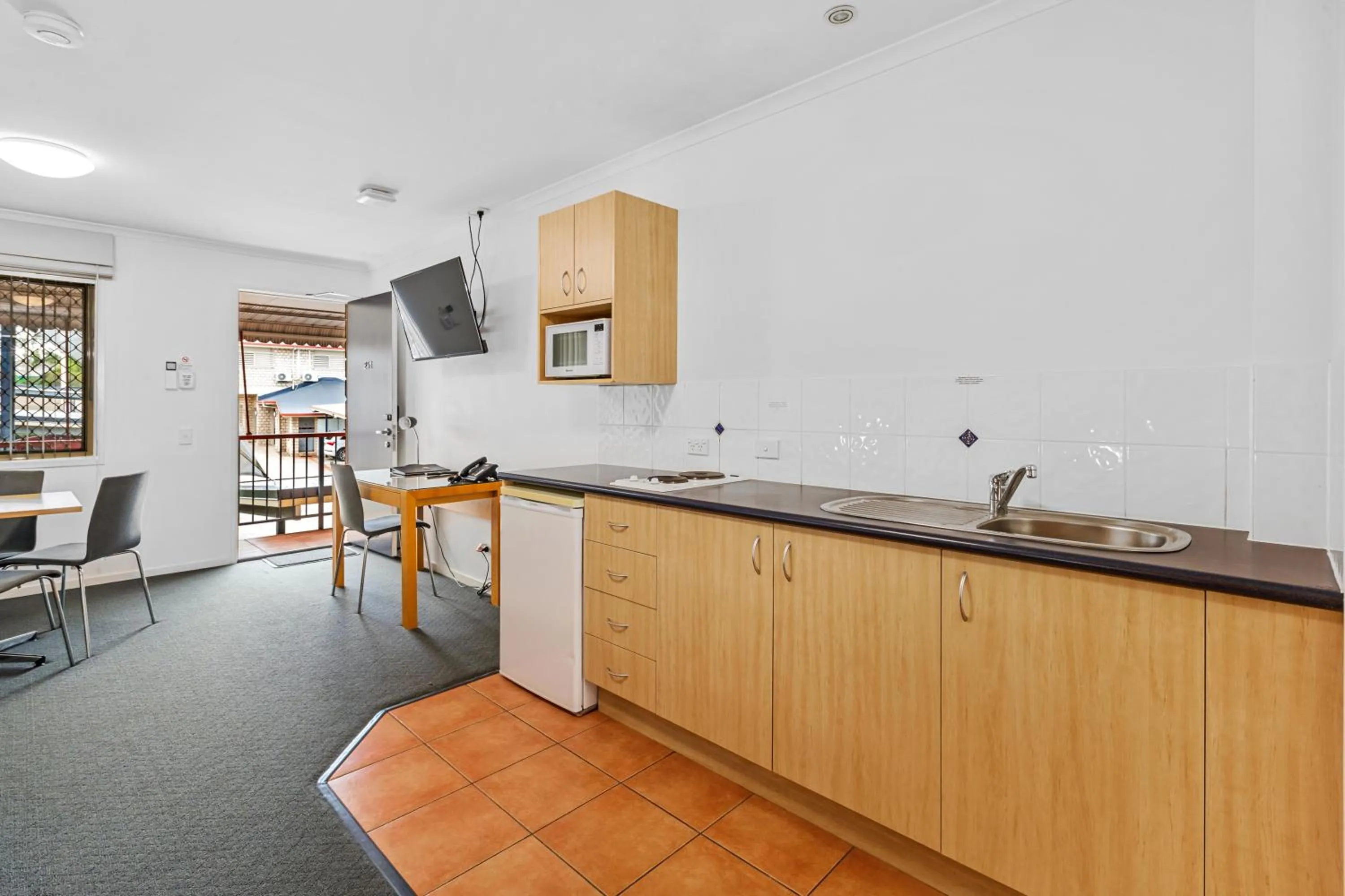 Kitchen or kitchenette in Browns Plains Motor Inn