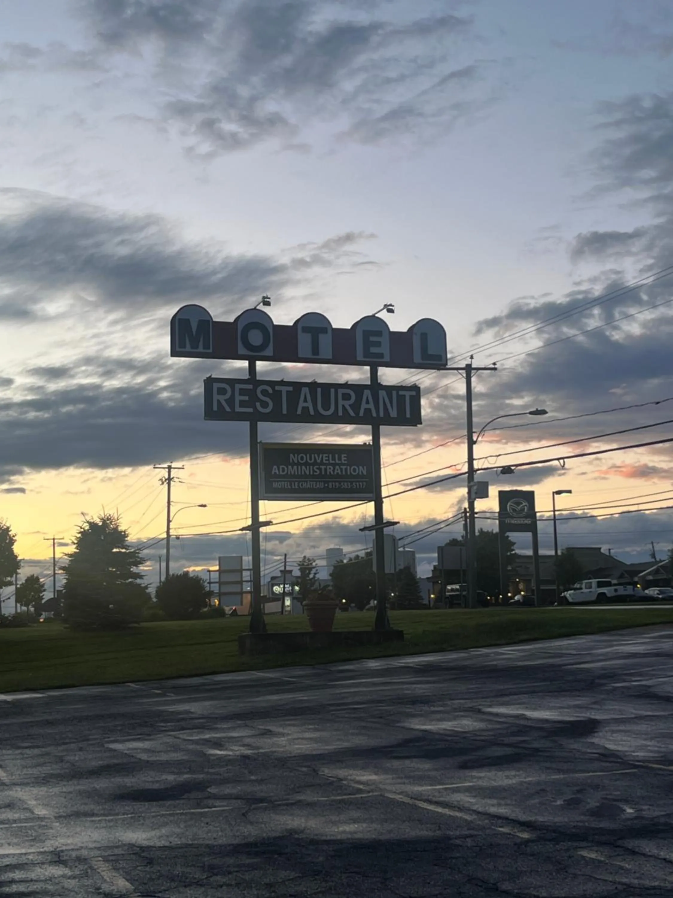 Property building in Hotel Motel Le Château