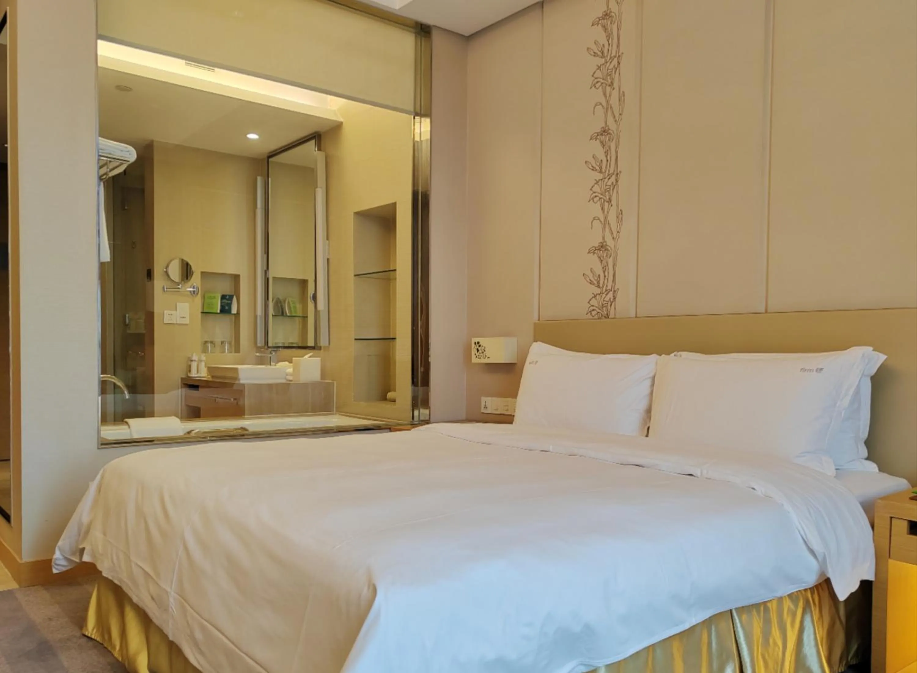 Photo of the whole room, Bed in Holiday Inn Nanyang by IHG