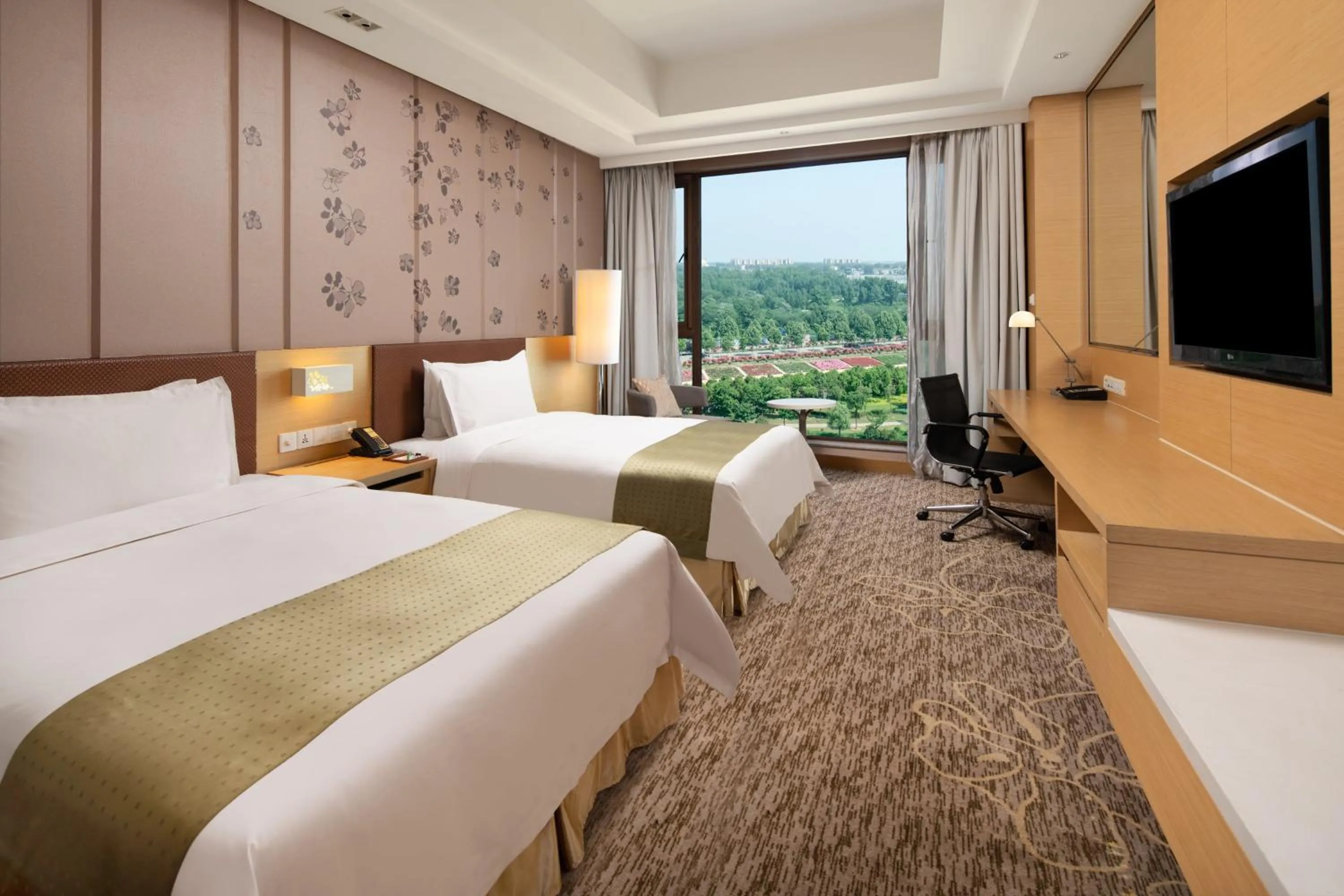 Photo of the whole room, Bed in Holiday Inn Nanyang by IHG