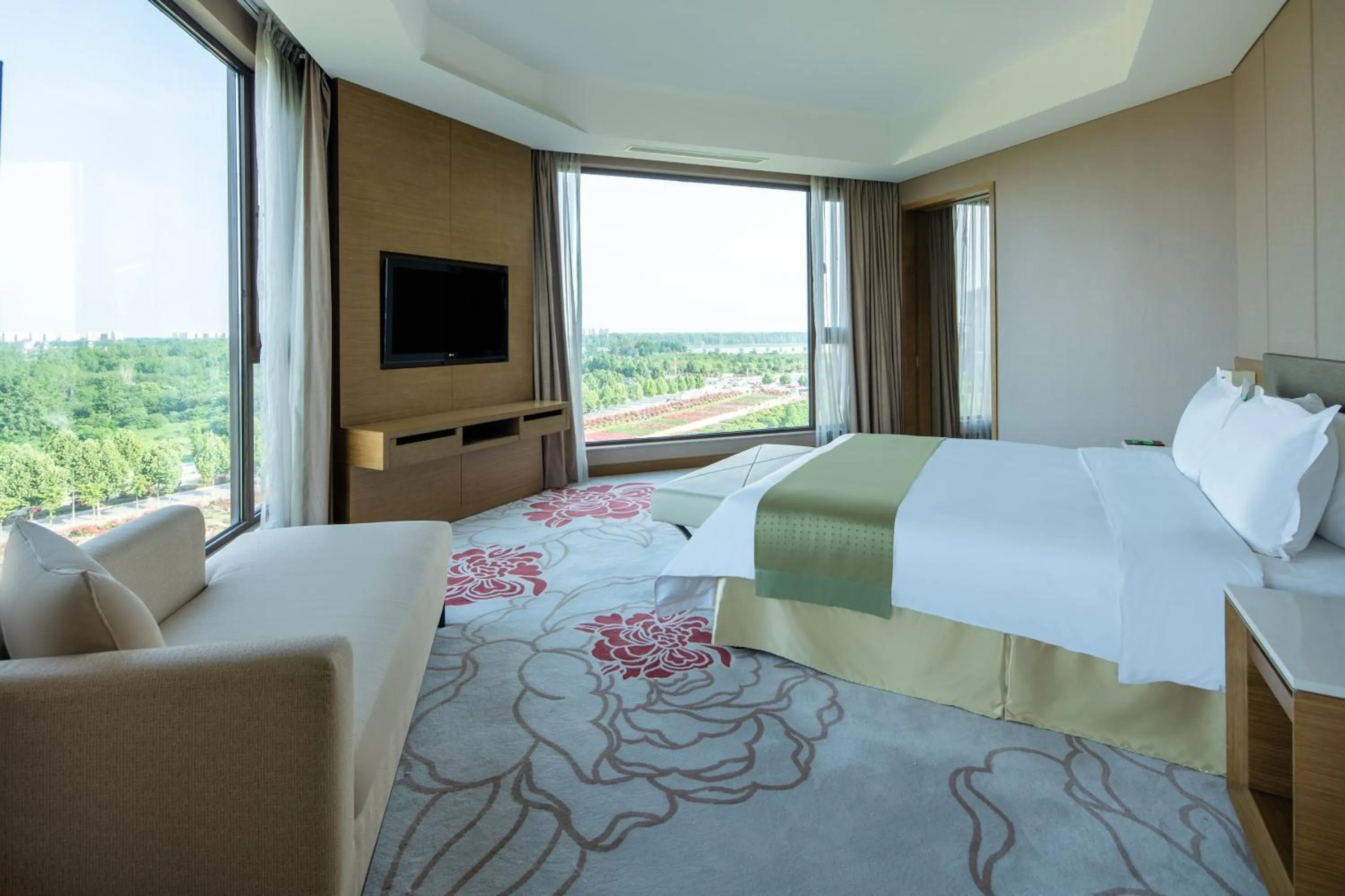 Photo of the whole room, Bed in Holiday Inn Nanyang by IHG