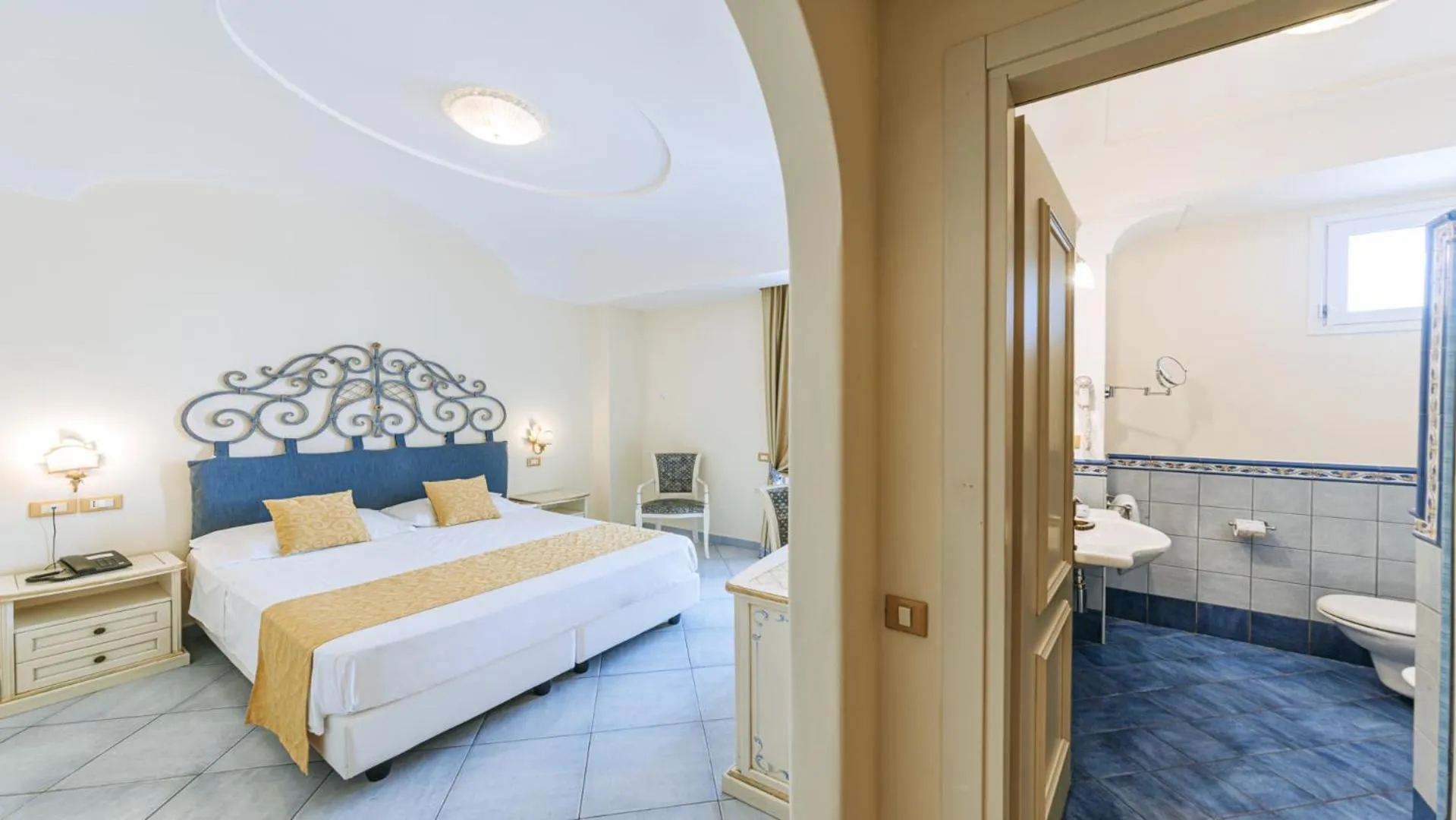 Bathroom, Bed in Hotel Nettuno