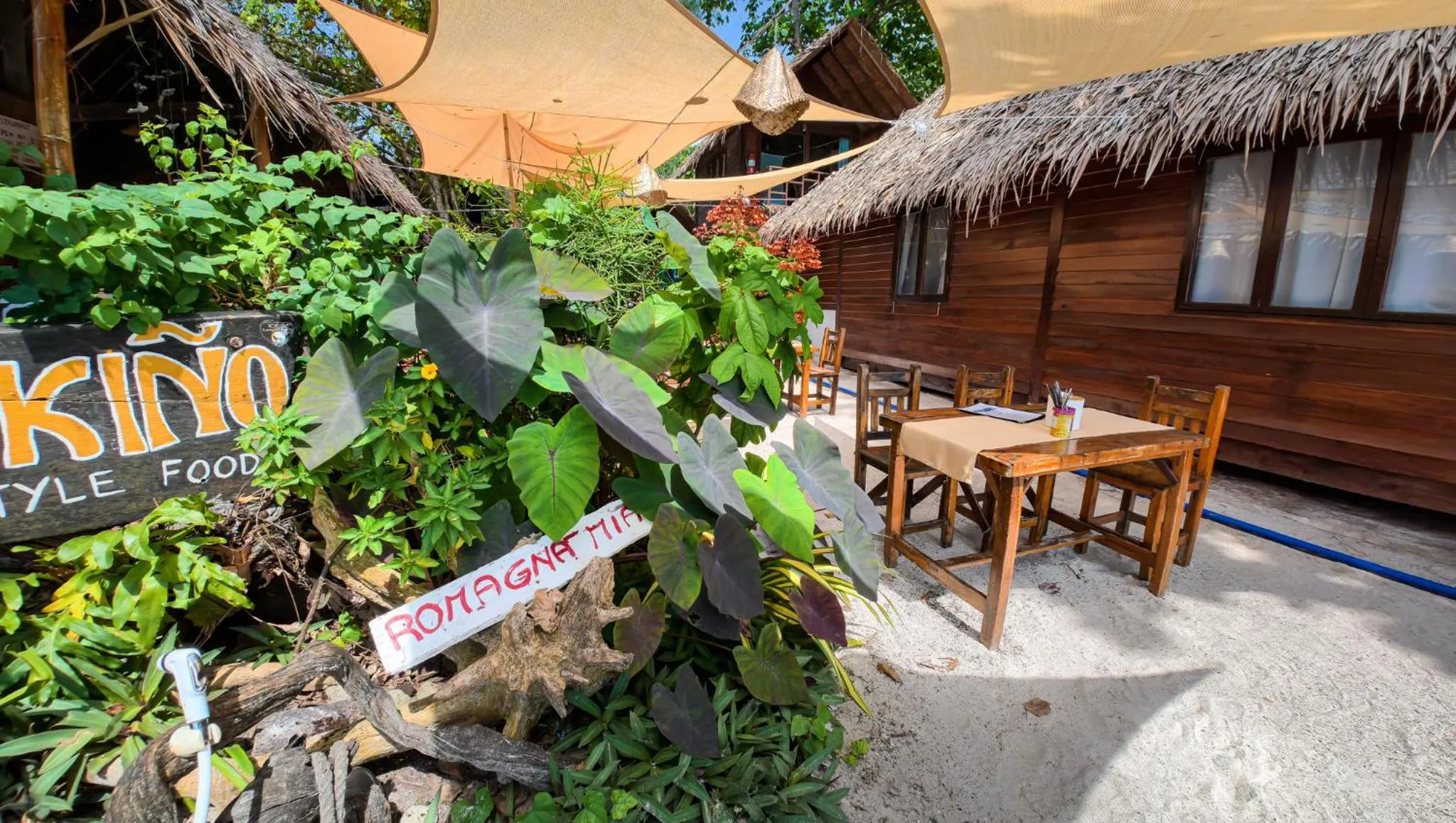 Restaurant/places to eat in Forra Pattaya Sea View Bungalow