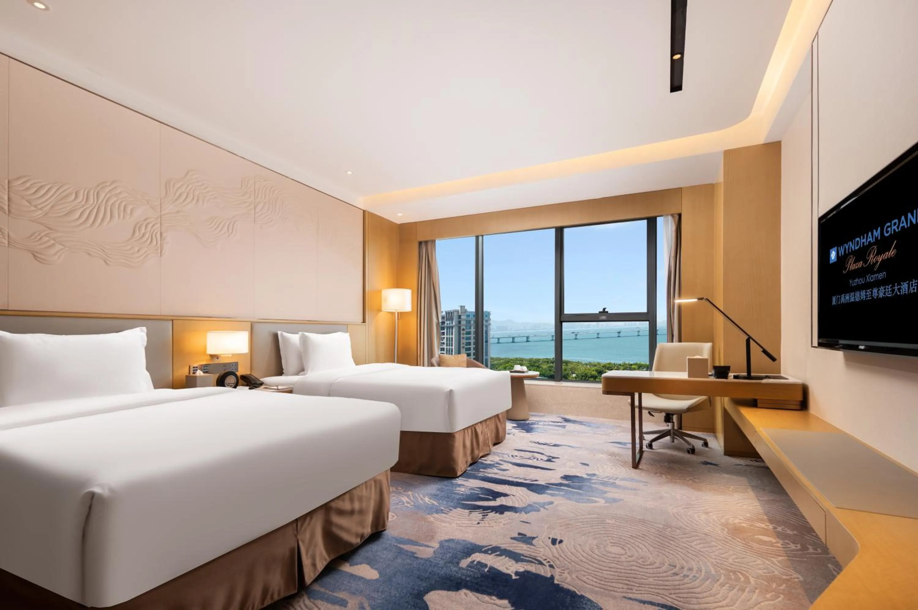 Photo of the whole room, Bed in Wyndham Grand Plaza Royale Yuzhou Xiamen Wuyuan Bay