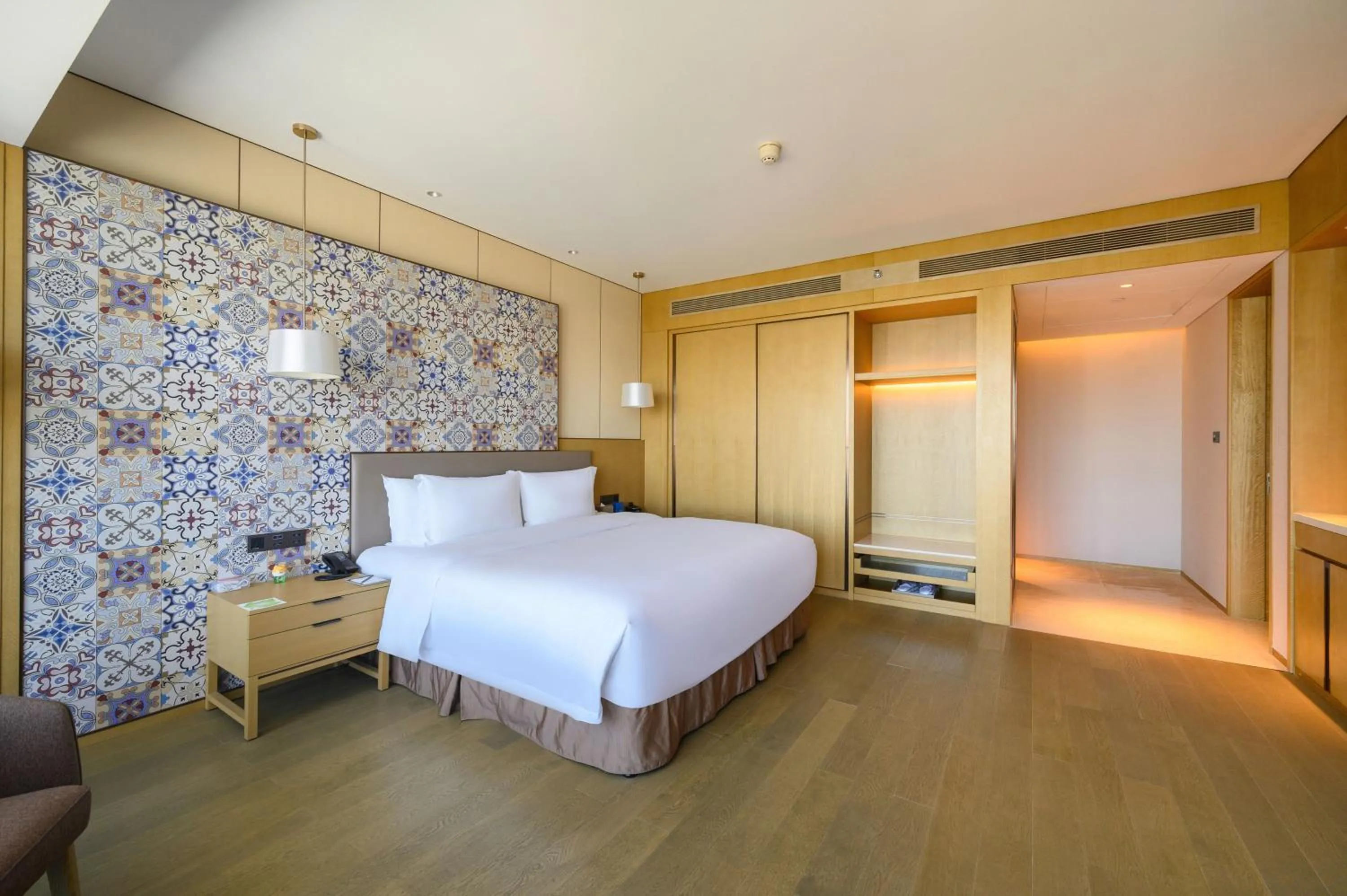 Decorative detail, Bed in Wyndham Grand Plaza Royale Yuzhou Xiamen Wuyuan Bay