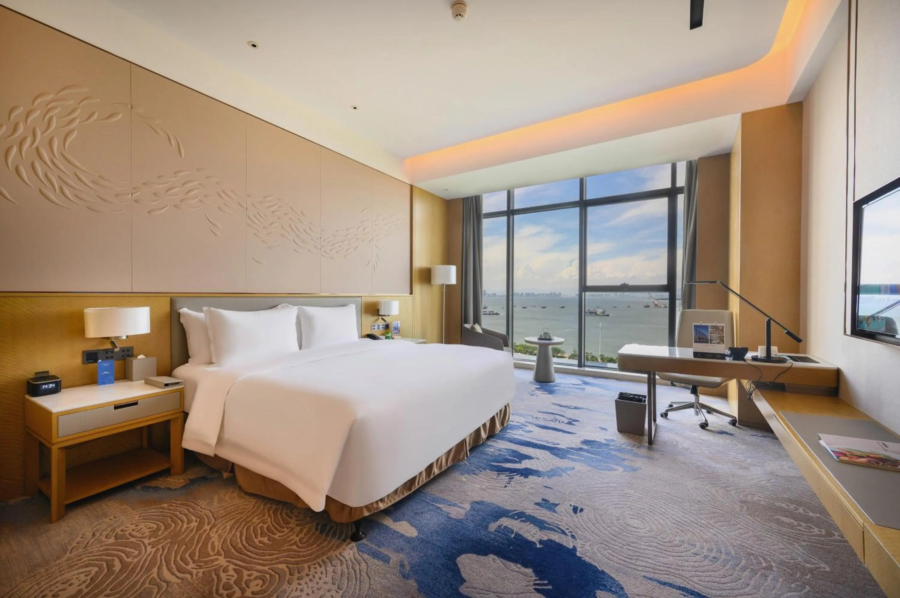 Sea view, Bed in Wyndham Grand Plaza Royale Yuzhou Xiamen Wuyuan Bay