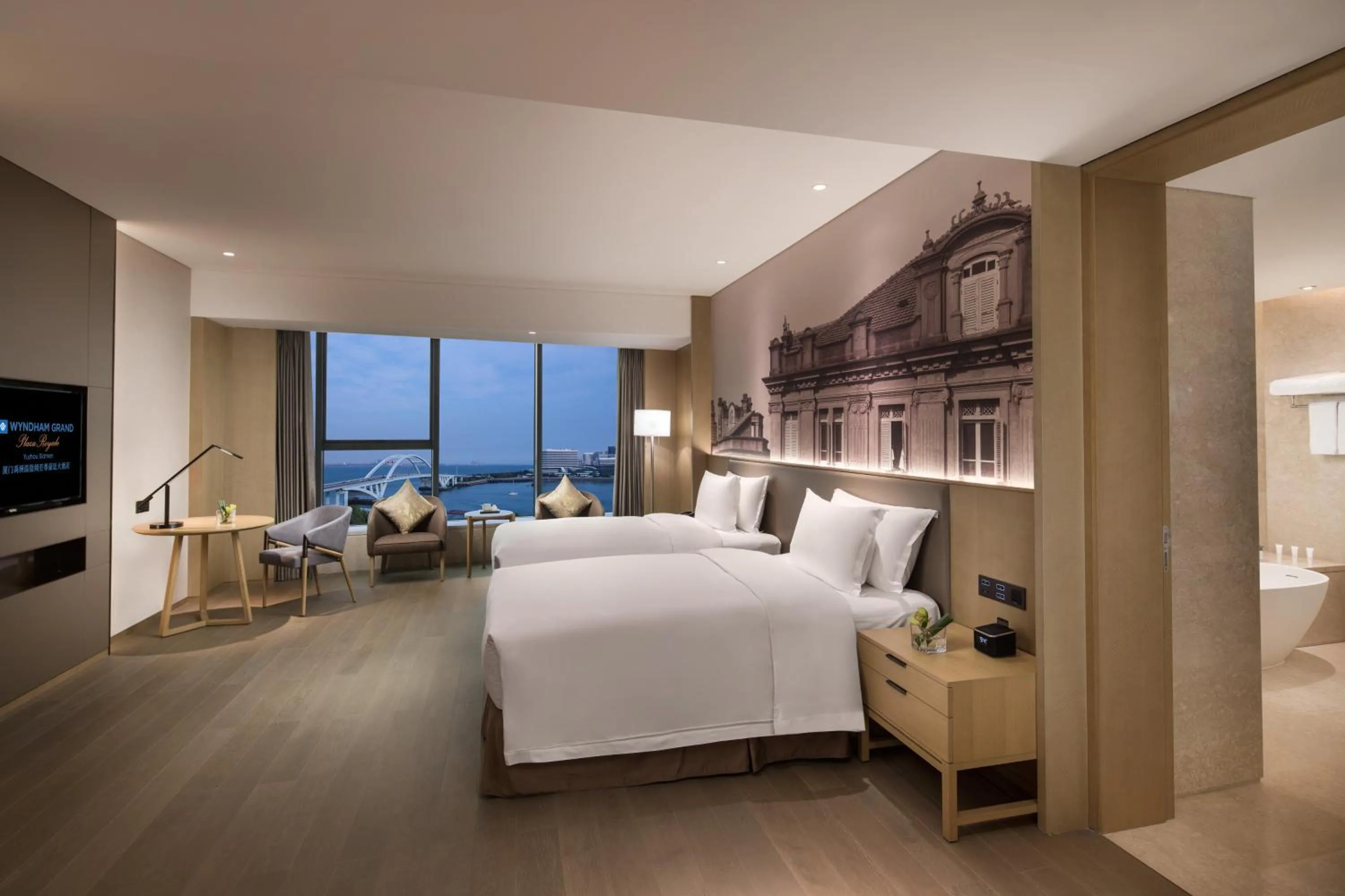 Photo of the whole room, Bed in Wyndham Grand Plaza Royale Yuzhou Xiamen Wuyuan Bay