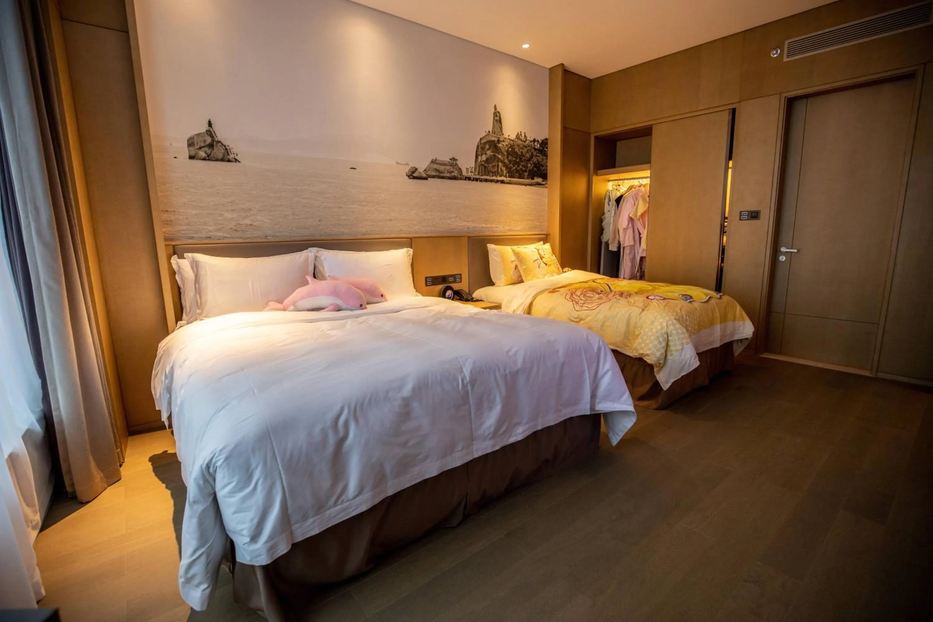 Photo of the whole room, Bed in Wyndham Grand Plaza Royale Yuzhou Xiamen Wuyuan Bay
