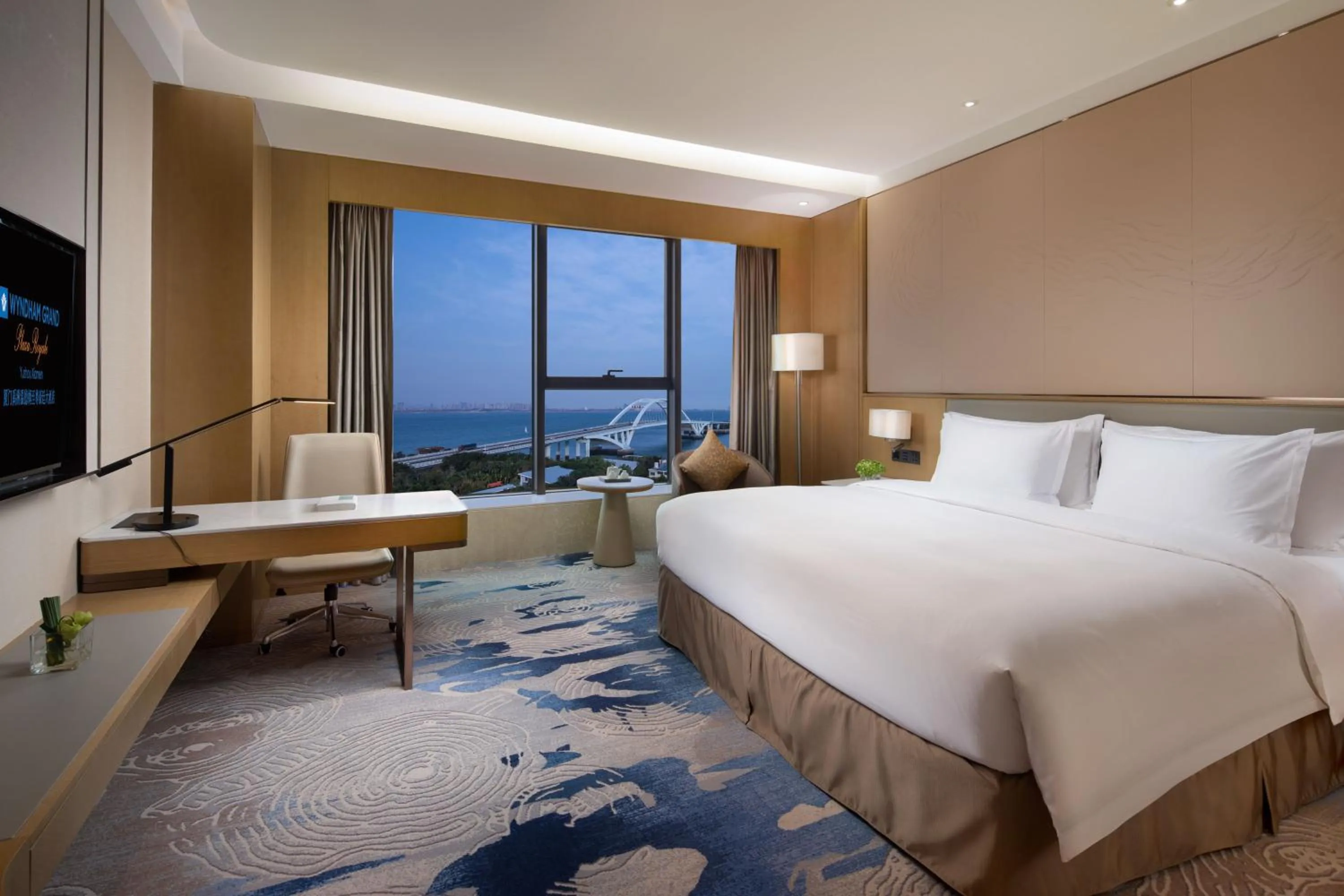 Bed in Wyndham Grand Plaza Royale Yuzhou Xiamen Wuyuan Bay