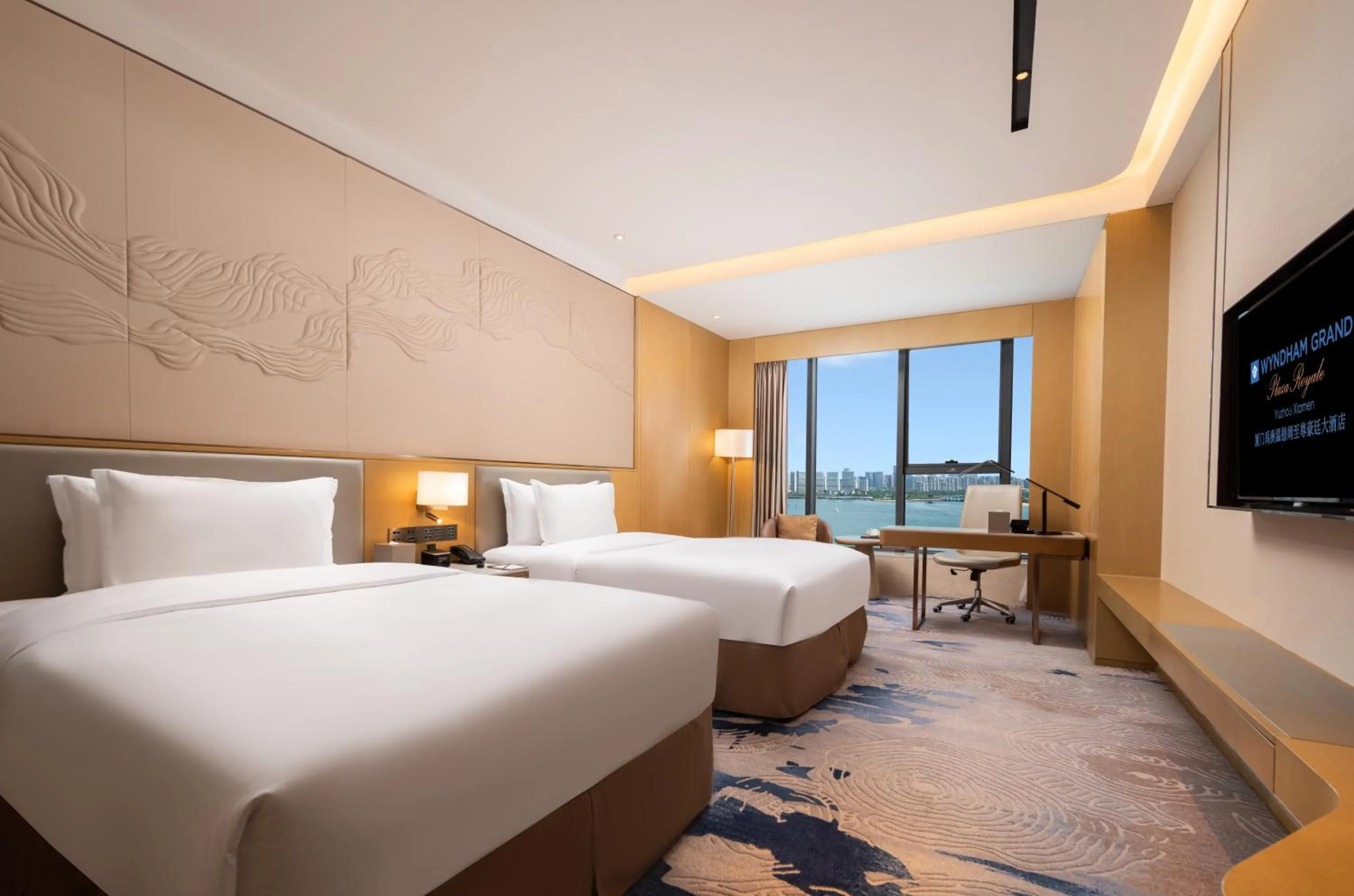 Photo of the whole room, Bed in Wyndham Grand Plaza Royale Yuzhou Xiamen Wuyuan Bay