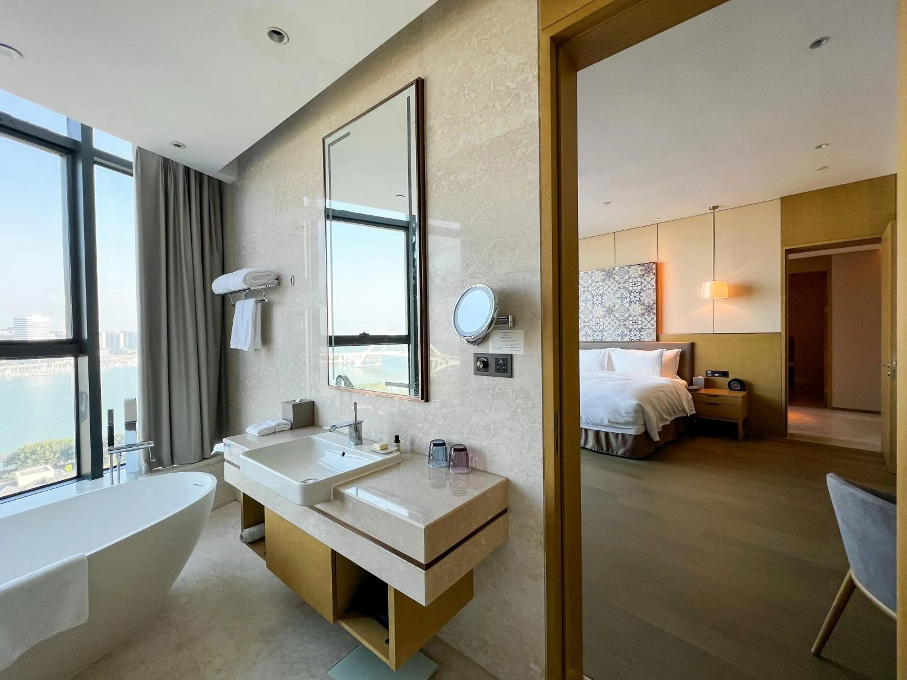 Bathroom, Bed in Wyndham Grand Plaza Royale Yuzhou Xiamen Wuyuan Bay