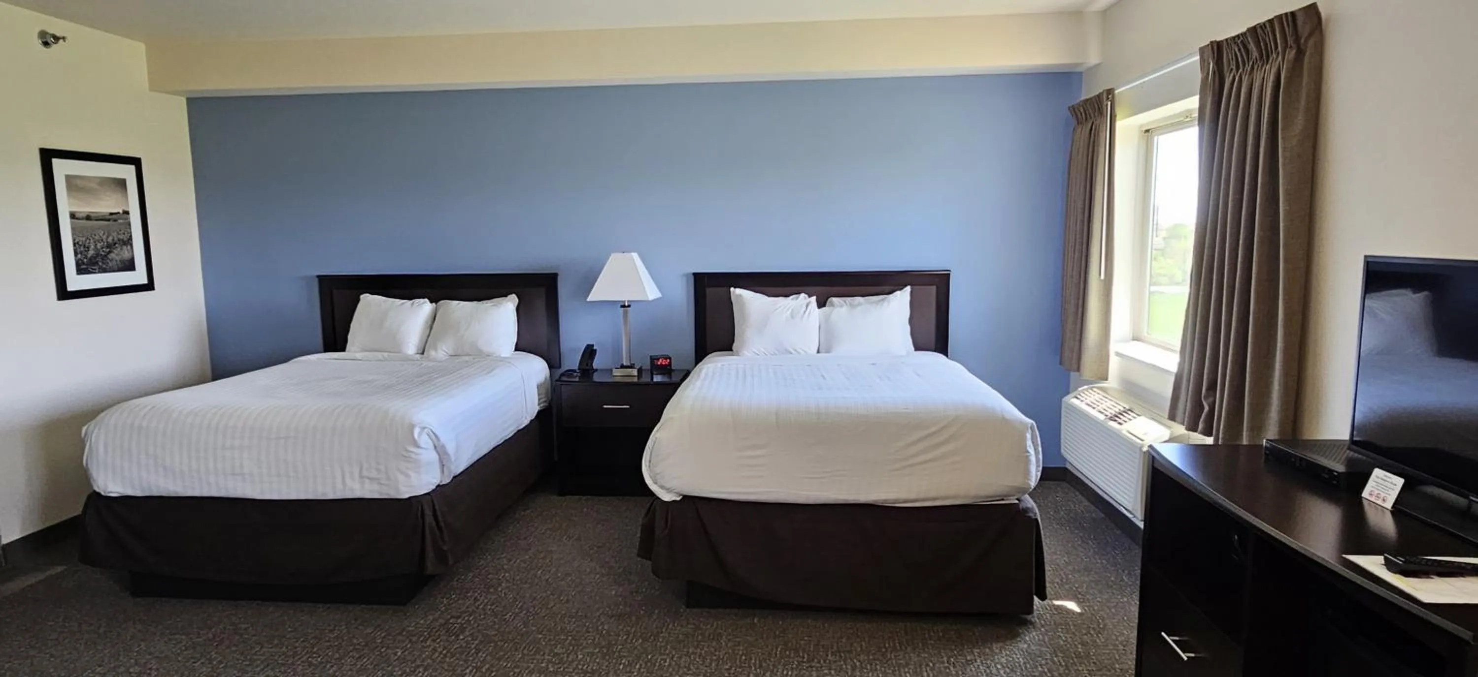 Bed in Cobblestone Inn & Suites – Manchester