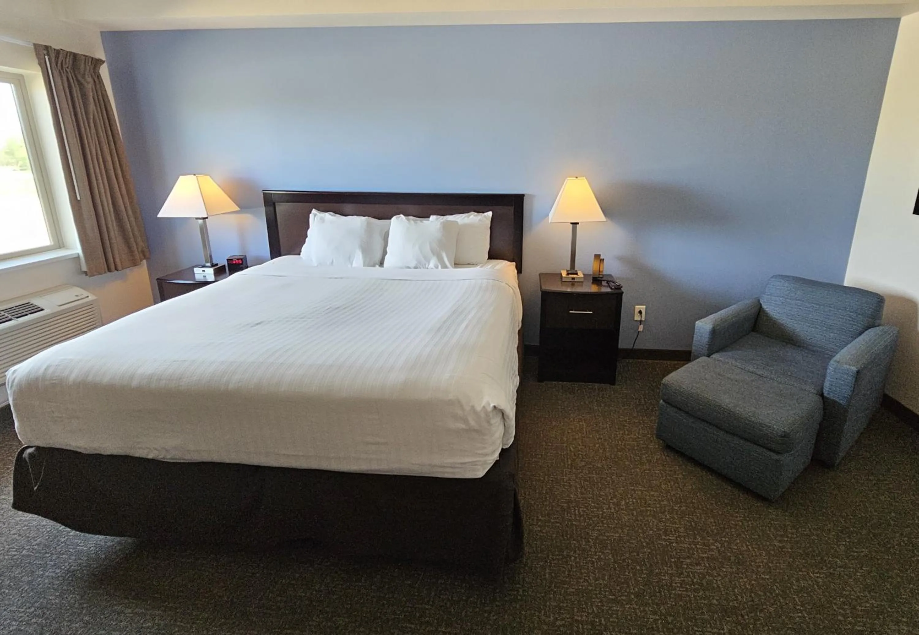 Bed in Cobblestone Inn & Suites – Manchester