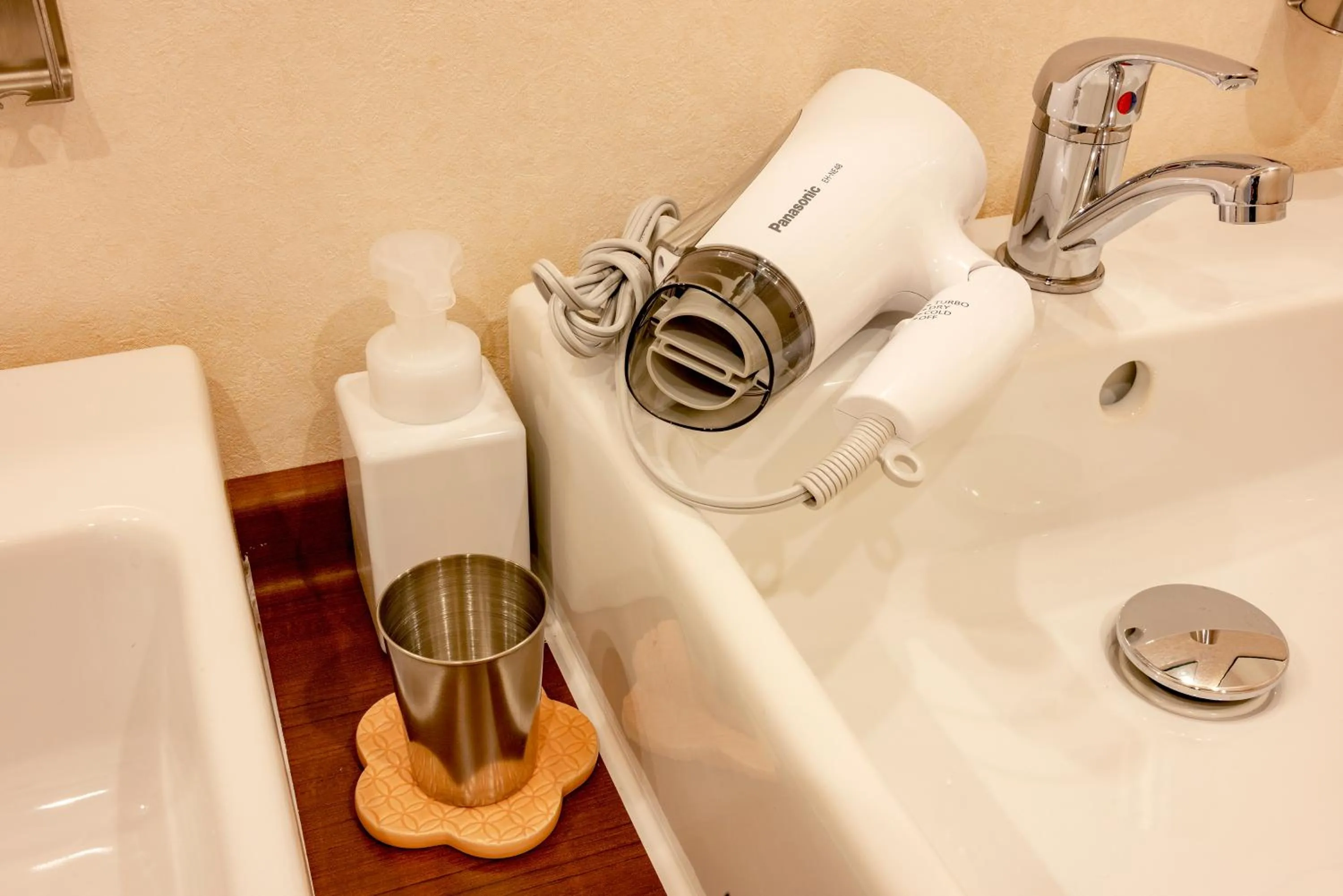 Bathroom in plat hostel keikyu asakusa karin