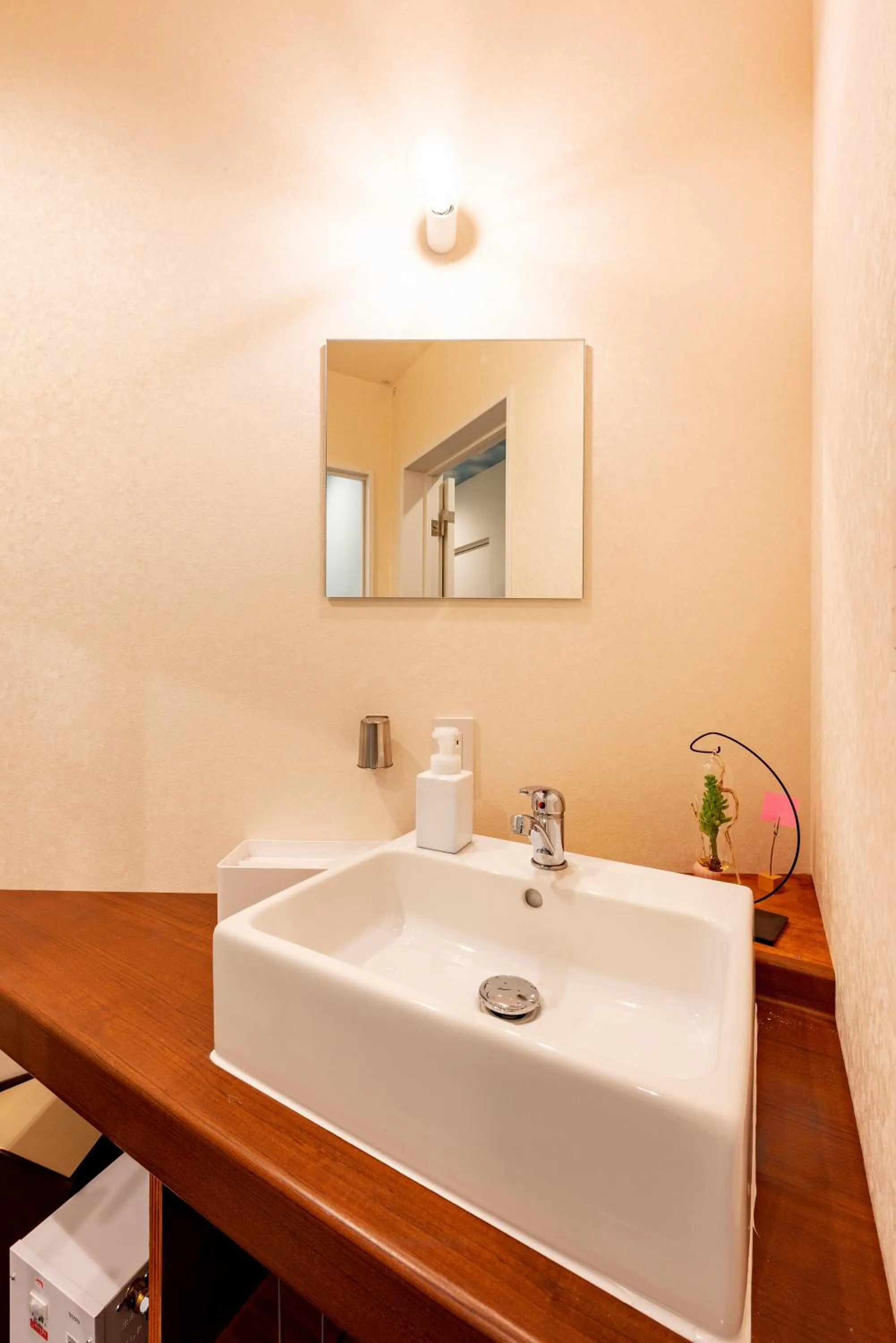 Bathroom in plat hostel keikyu asakusa karin