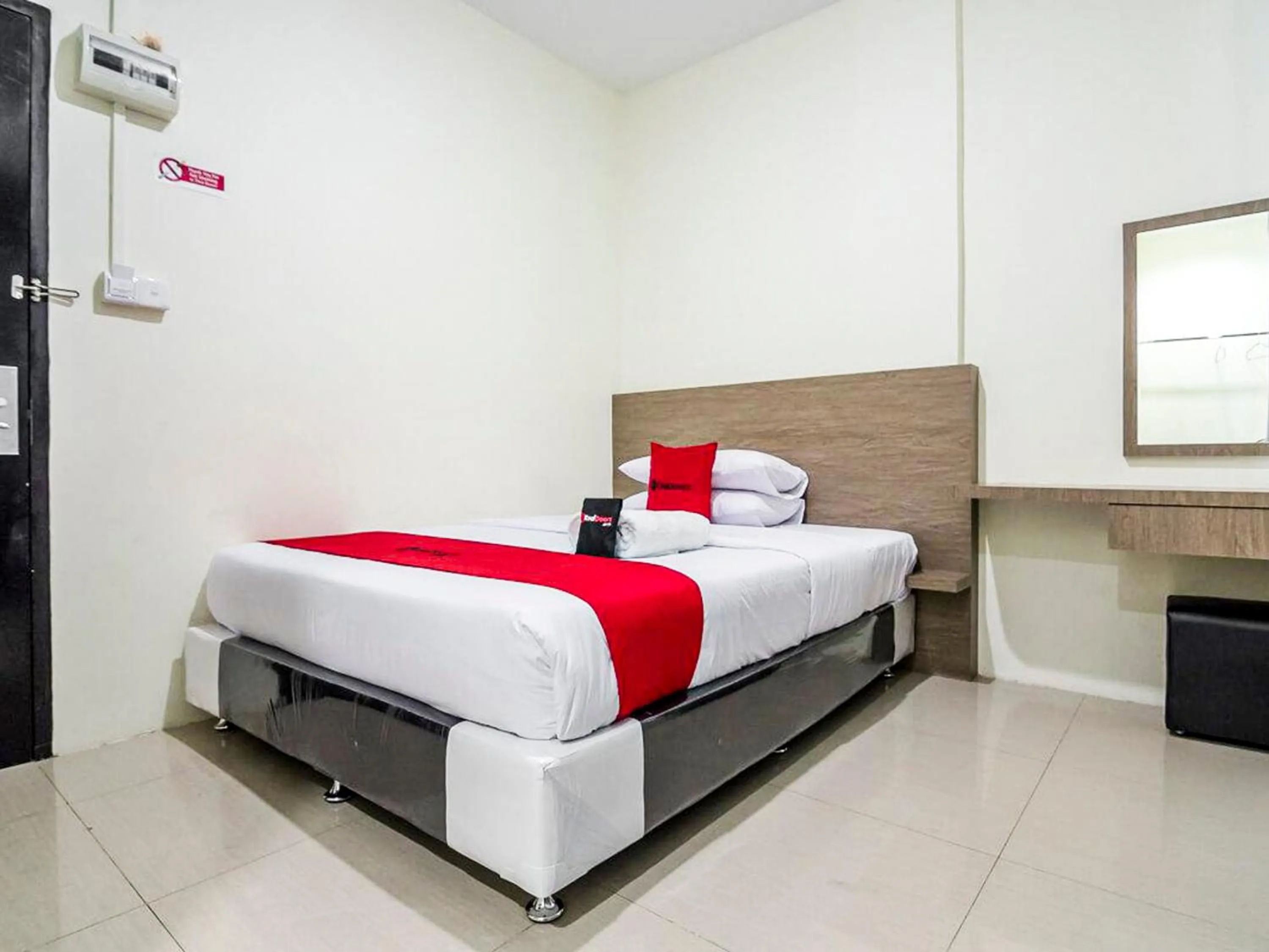 Bedroom, Bed in RedDoorz @ Baloi Batam