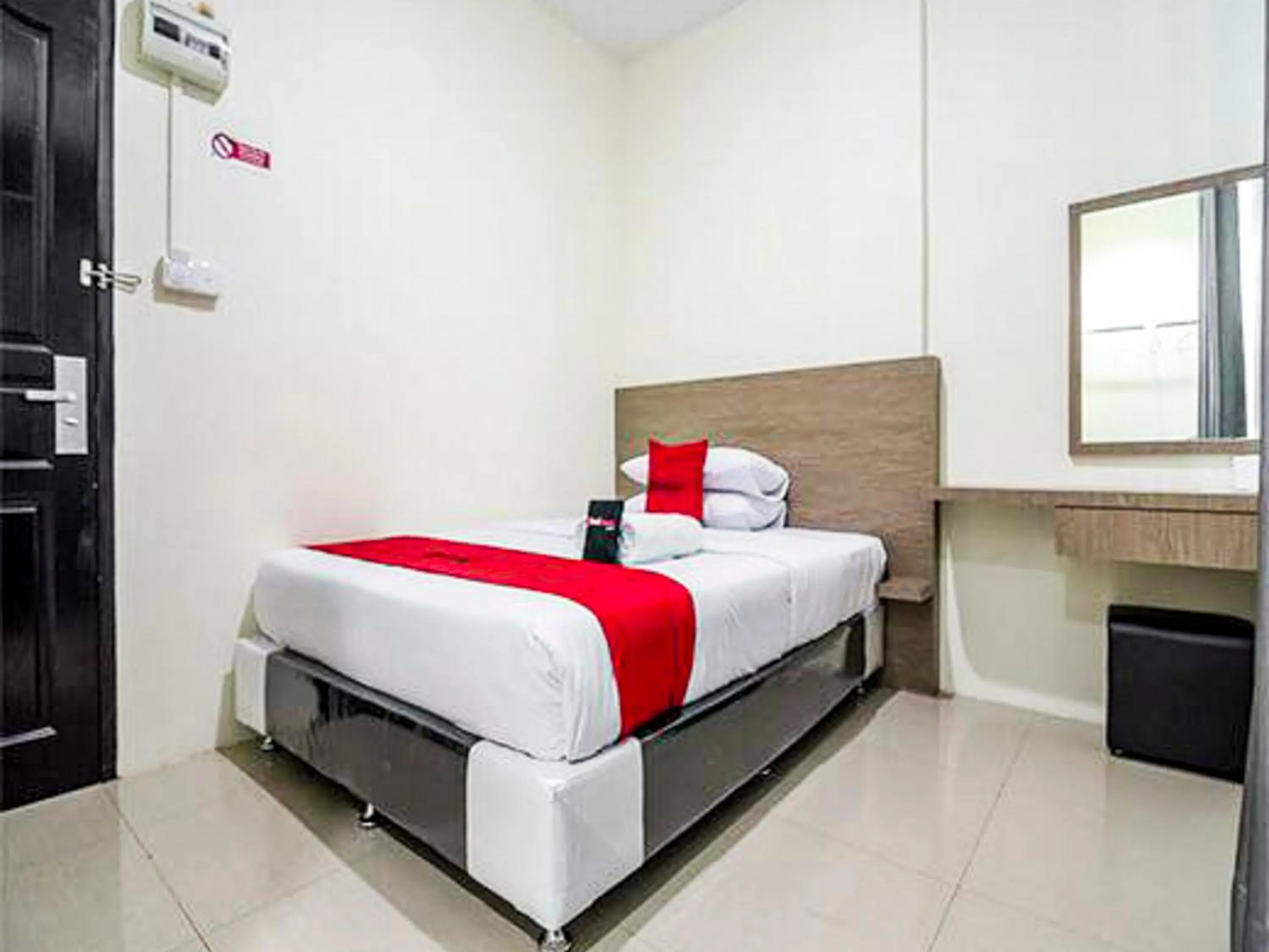 Bedroom, Bed in RedDoorz @ Baloi Batam