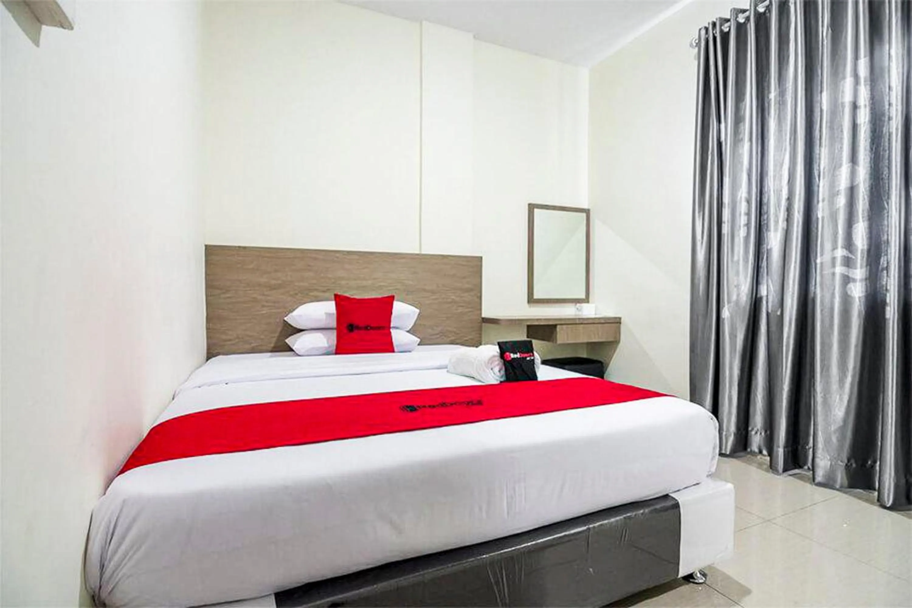 Bedroom, Bed in RedDoorz @ Baloi Batam