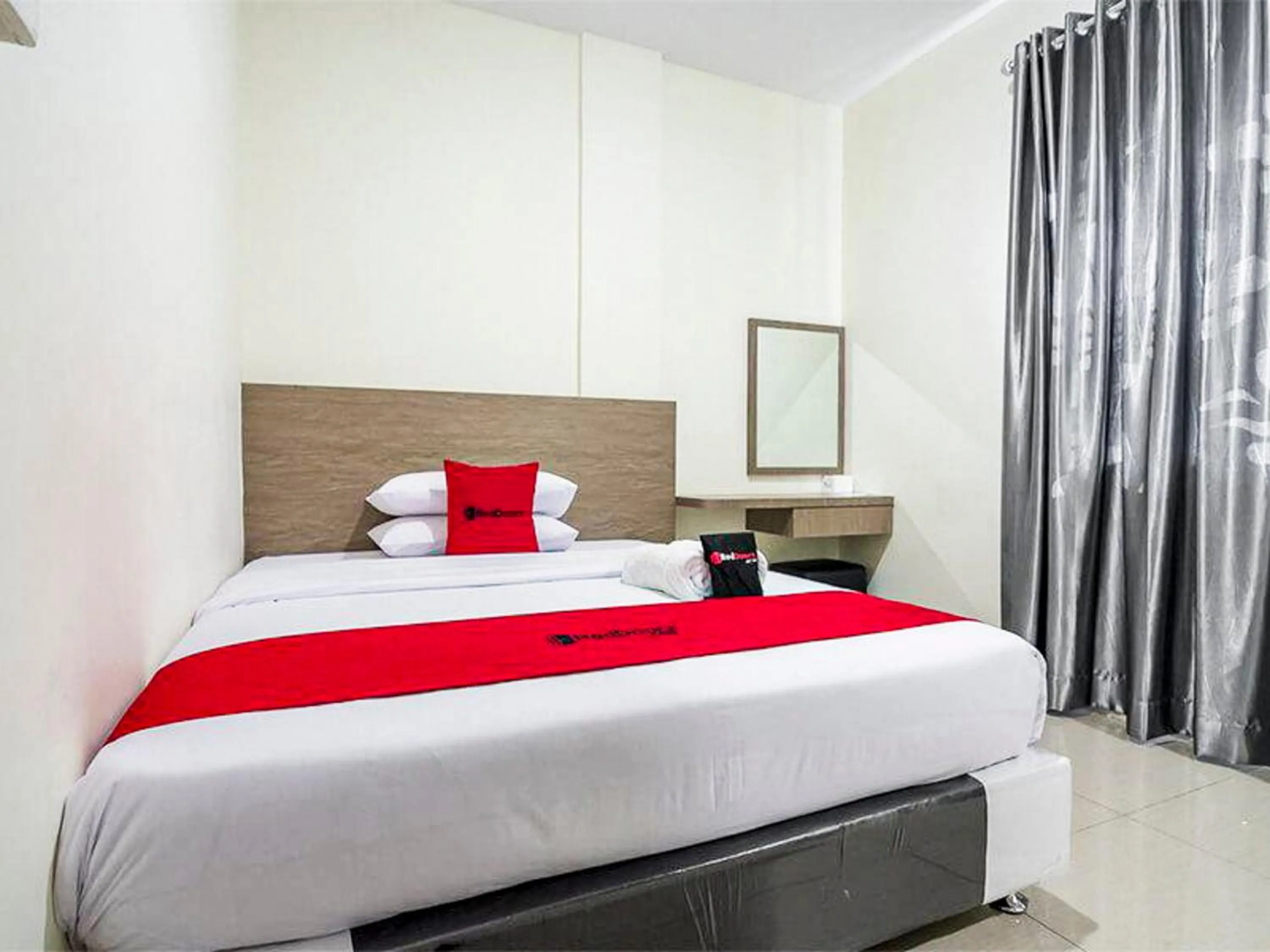 Bedroom, Bed in RedDoorz @ Baloi Batam